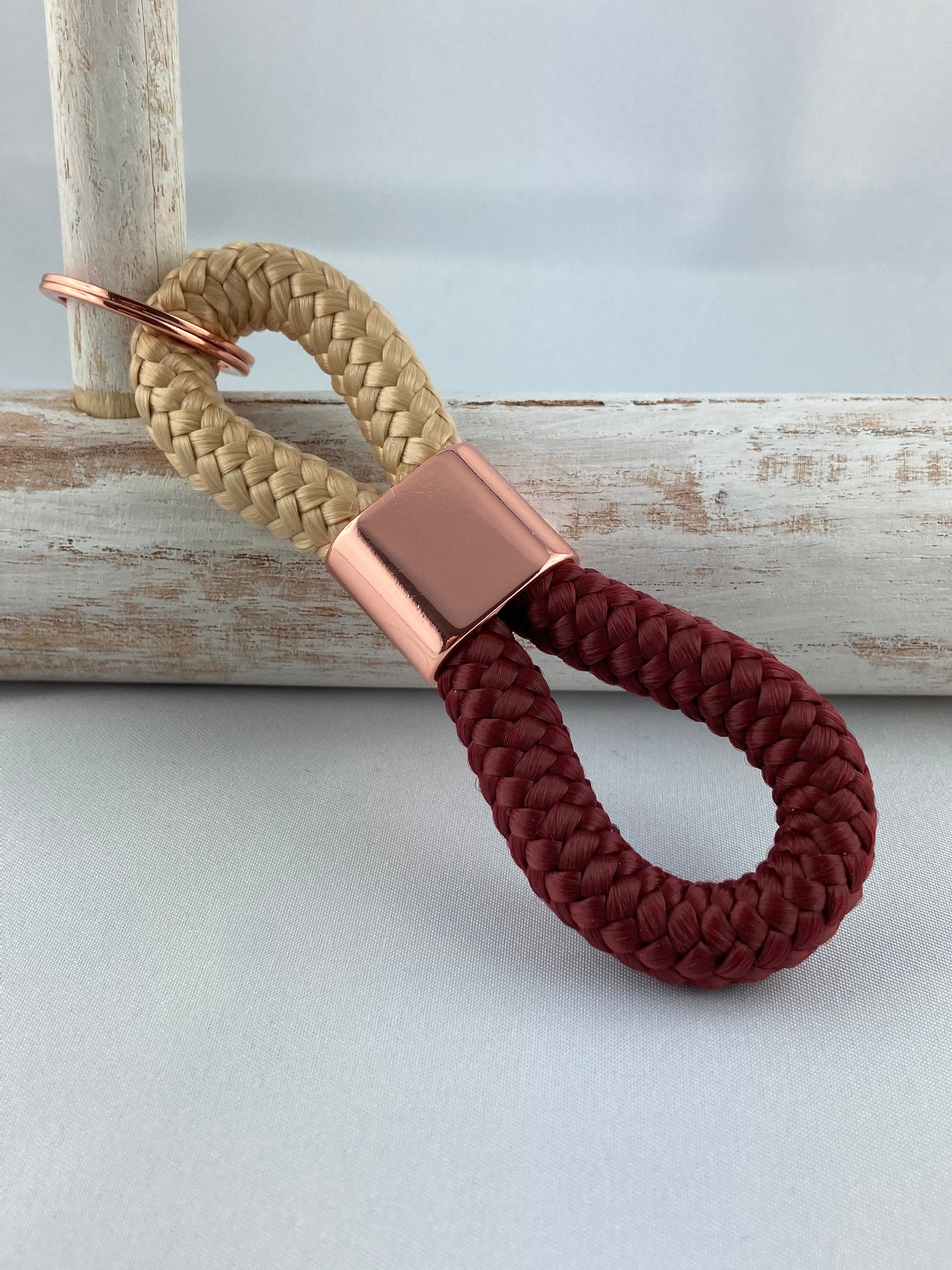 Schlüsselanhänger aus Segelseil mit Zwischenstück roségoldfarben, beige/ rost