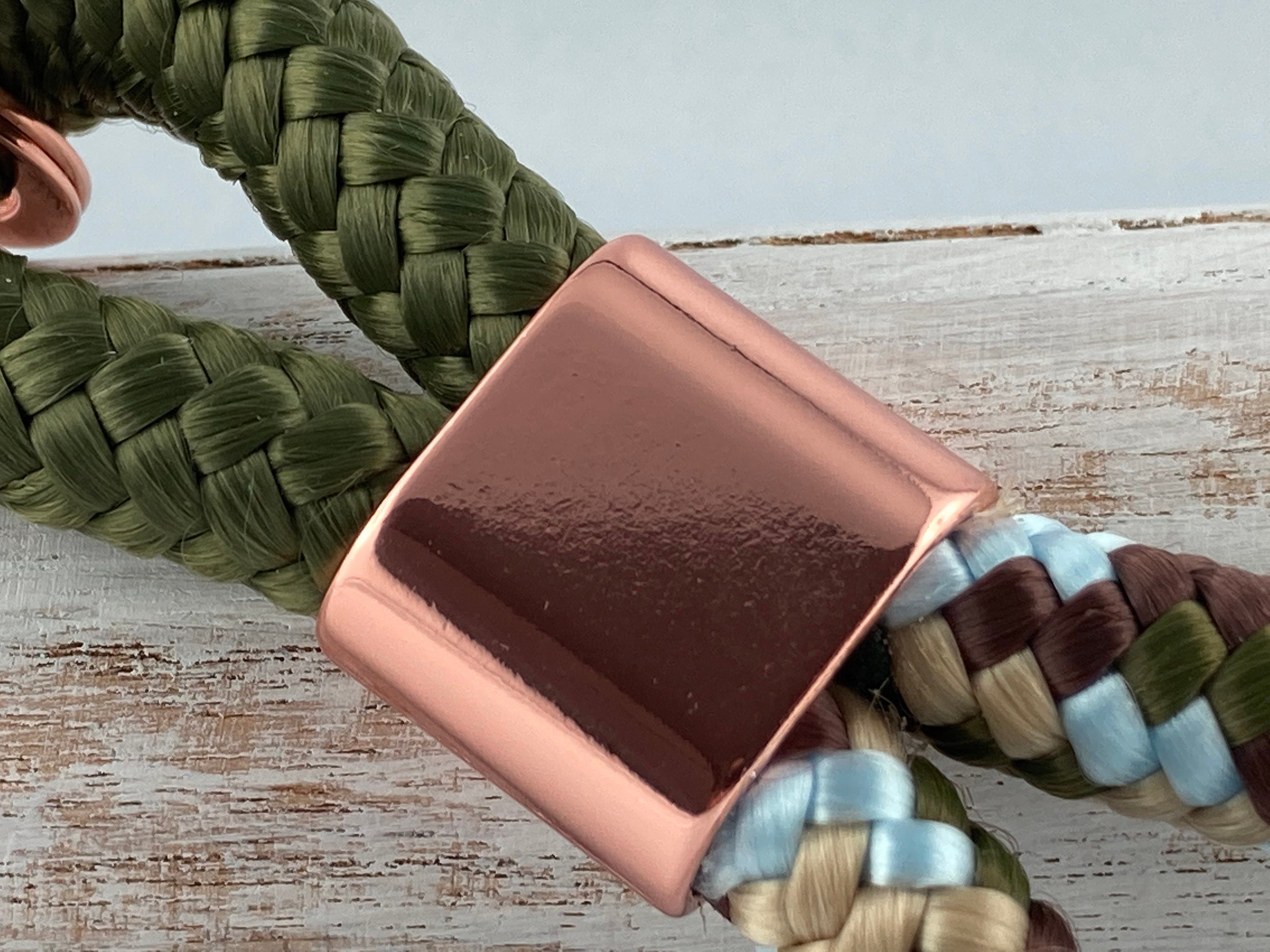 Schlüsselanhänger aus Segelseil mit Zwischenstück roségoldfarben, khaki/ beige-grün-hellblau