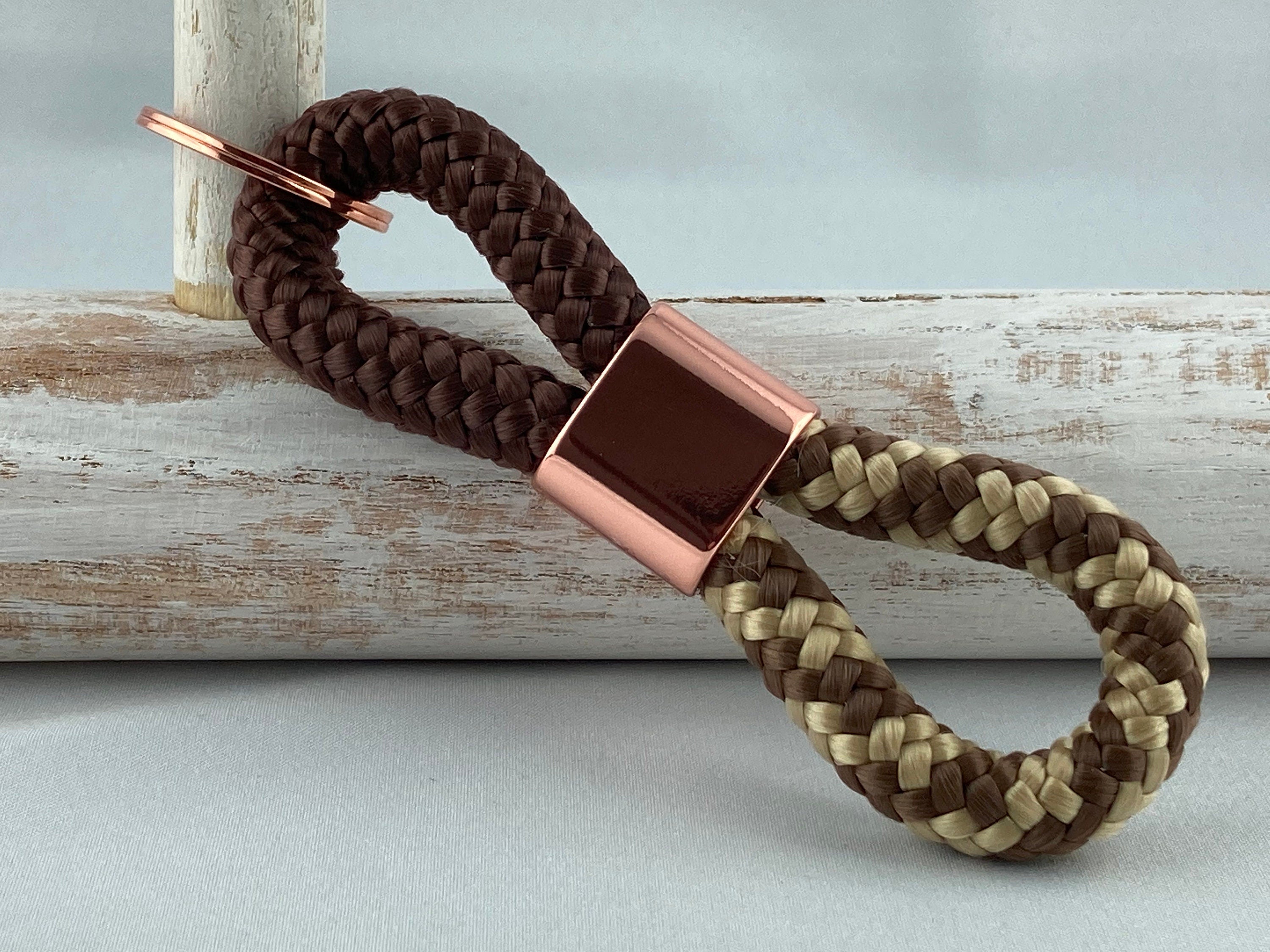 Schlüsselanhänger aus Segelseil mit Zwischenstück roségoldfarben in Wunschfarbe ganz individuell