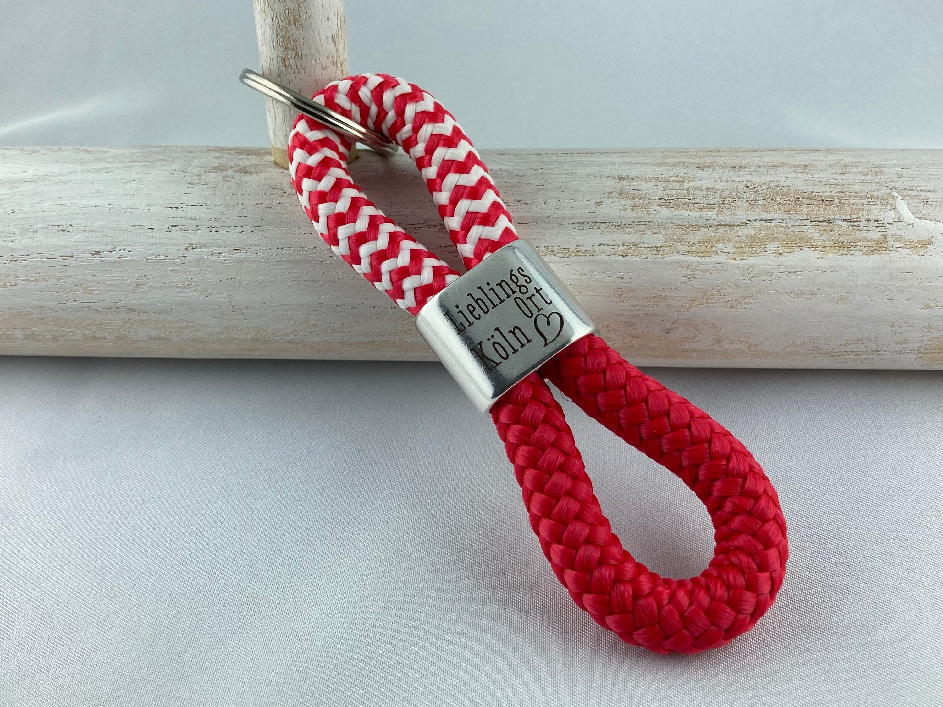 Schlüsselanhänger aus Segelseil mit versilbertem Zwischenstück mit Gravur "Lieblingsort Köln" rot-weiß/ rot