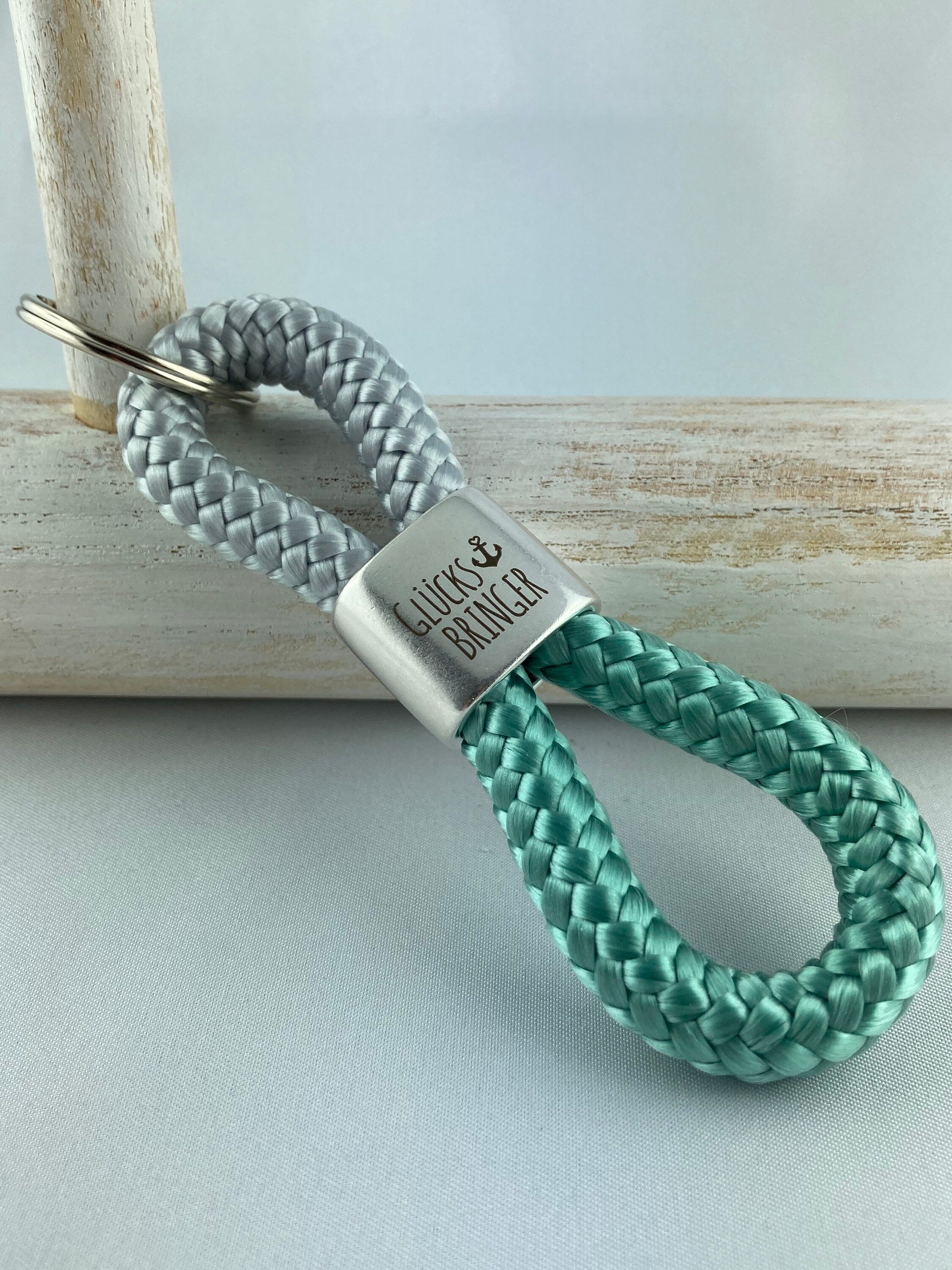 Schlüsselanhänger aus Segelseil mit versilbertem Zwischenstück mit Gravur "Glücksbringer", hellgrau/ lindgrün