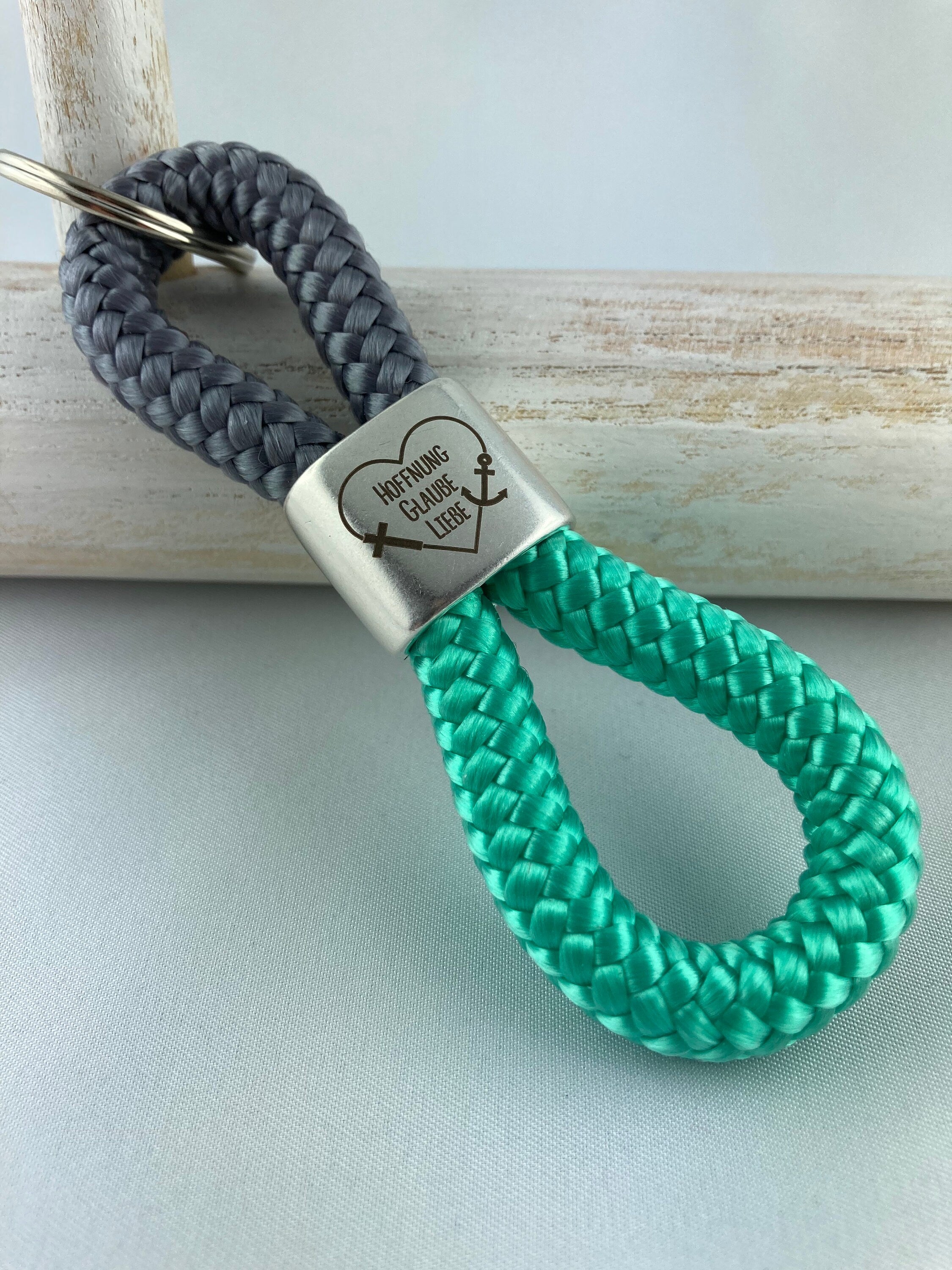 Schlüsselanhänger aus Segelseil mit versilbertem Zwischenstück mit Gravur "Hoffnung Glaube Liebe ", grau/ minze