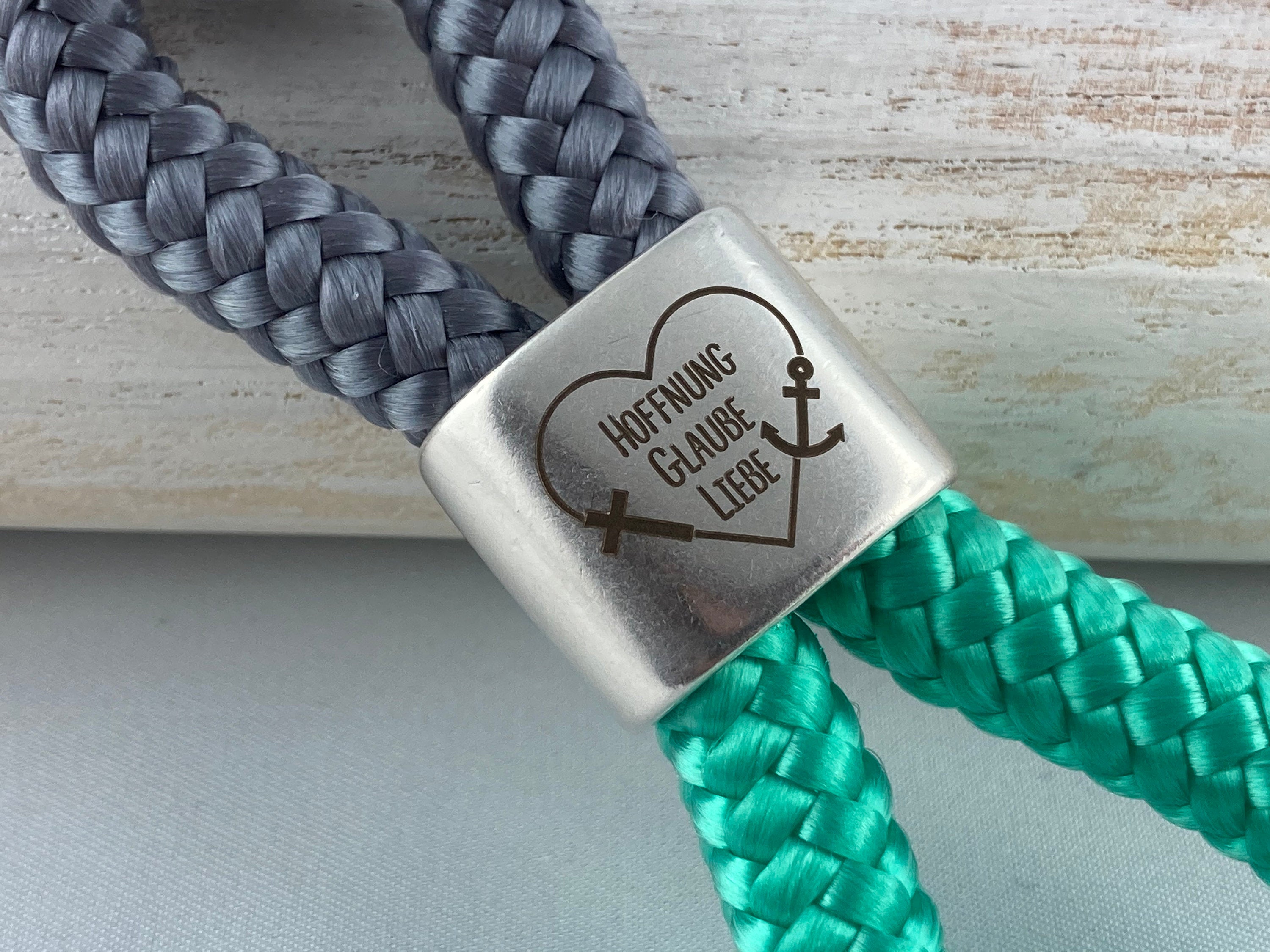 Schlüsselanhänger aus Segelseil mit versilbertem Zwischenstück mit Gravur "Hoffnung Glaube Liebe ", grau/ minze