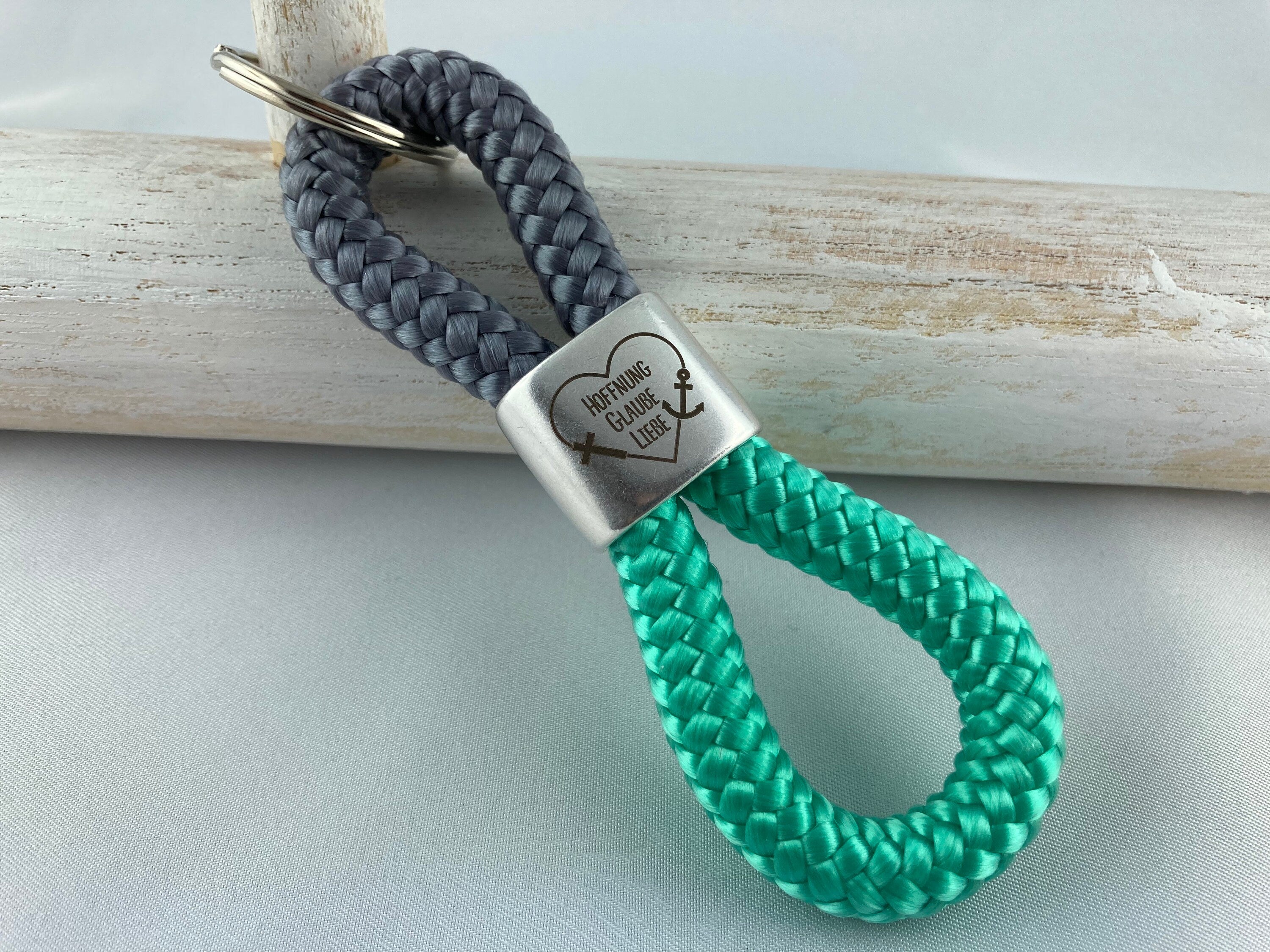 Schlüsselanhänger aus Segelseil mit versilbertem Zwischenstück mit Gravur "Hoffnung Glaube Liebe" in Wunschfarbe