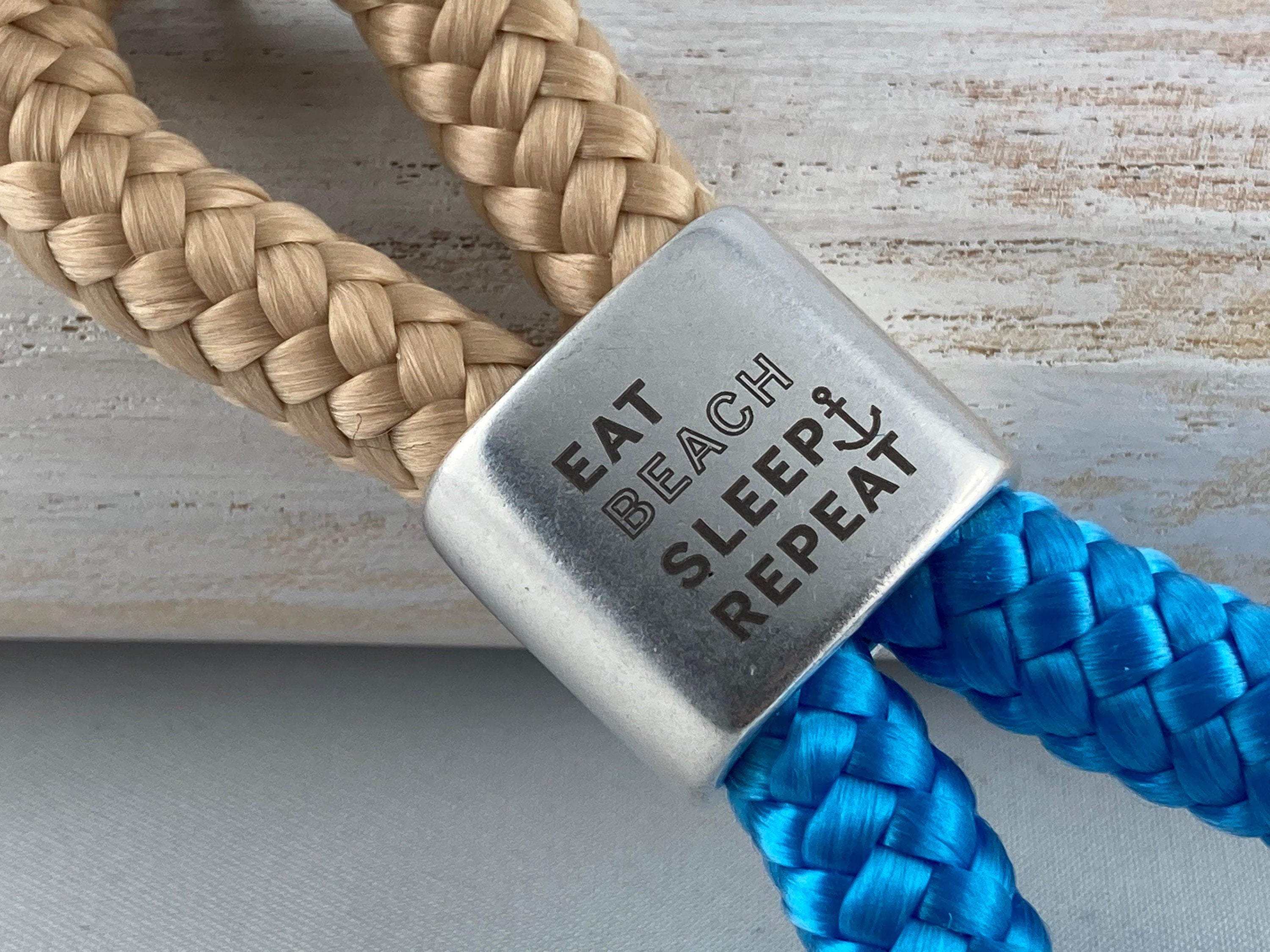 Schlüsselanhänger aus Segelseil mit versilbertem Zwischenstück mit Gravur "eat beach sleep repeat", beige/ himmelblau