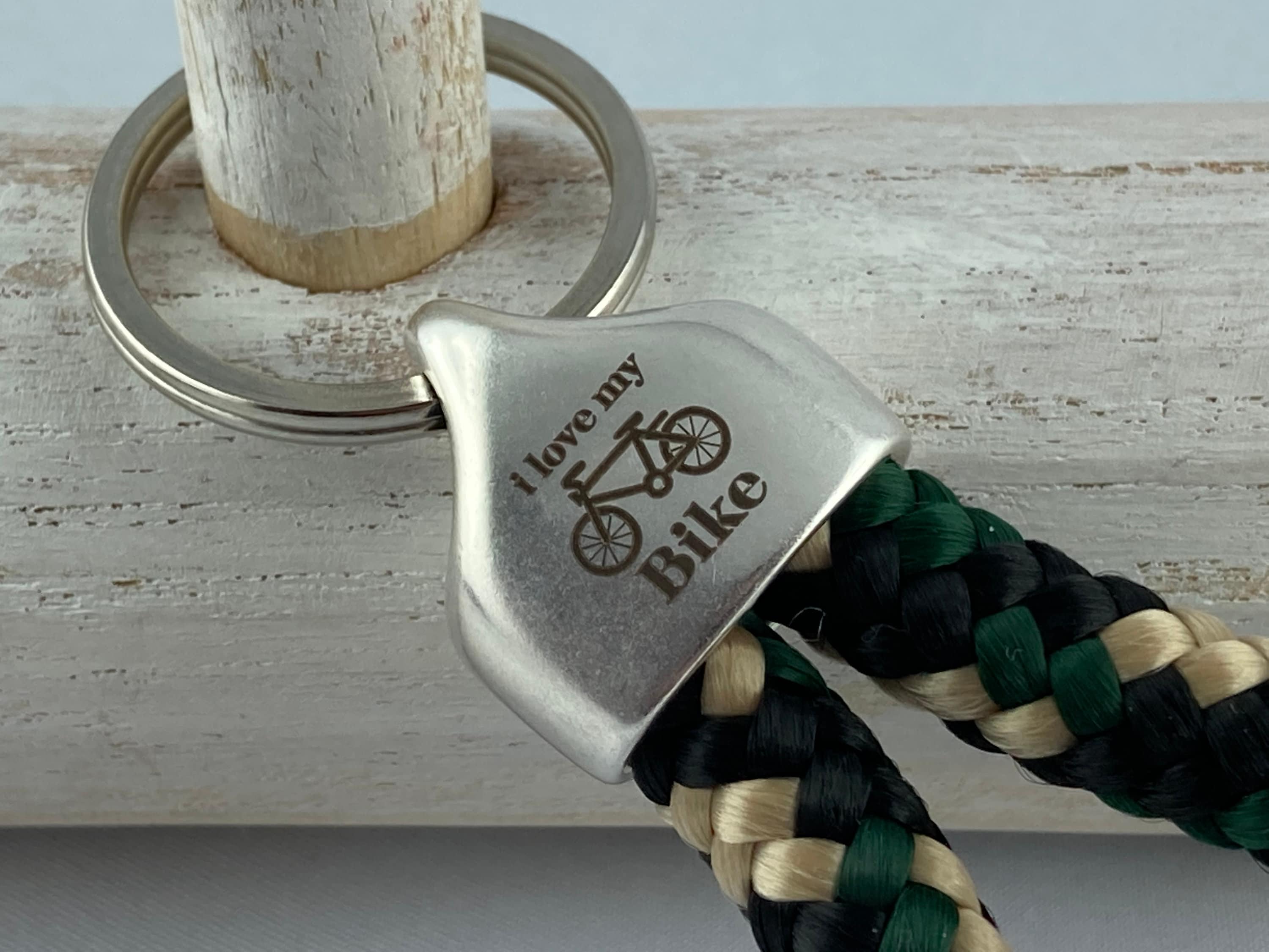 Schlüsselanhänger aus Segelseil mit versilberter Endkappe mit Gravur "I love my bike", schwarz-beige-grün