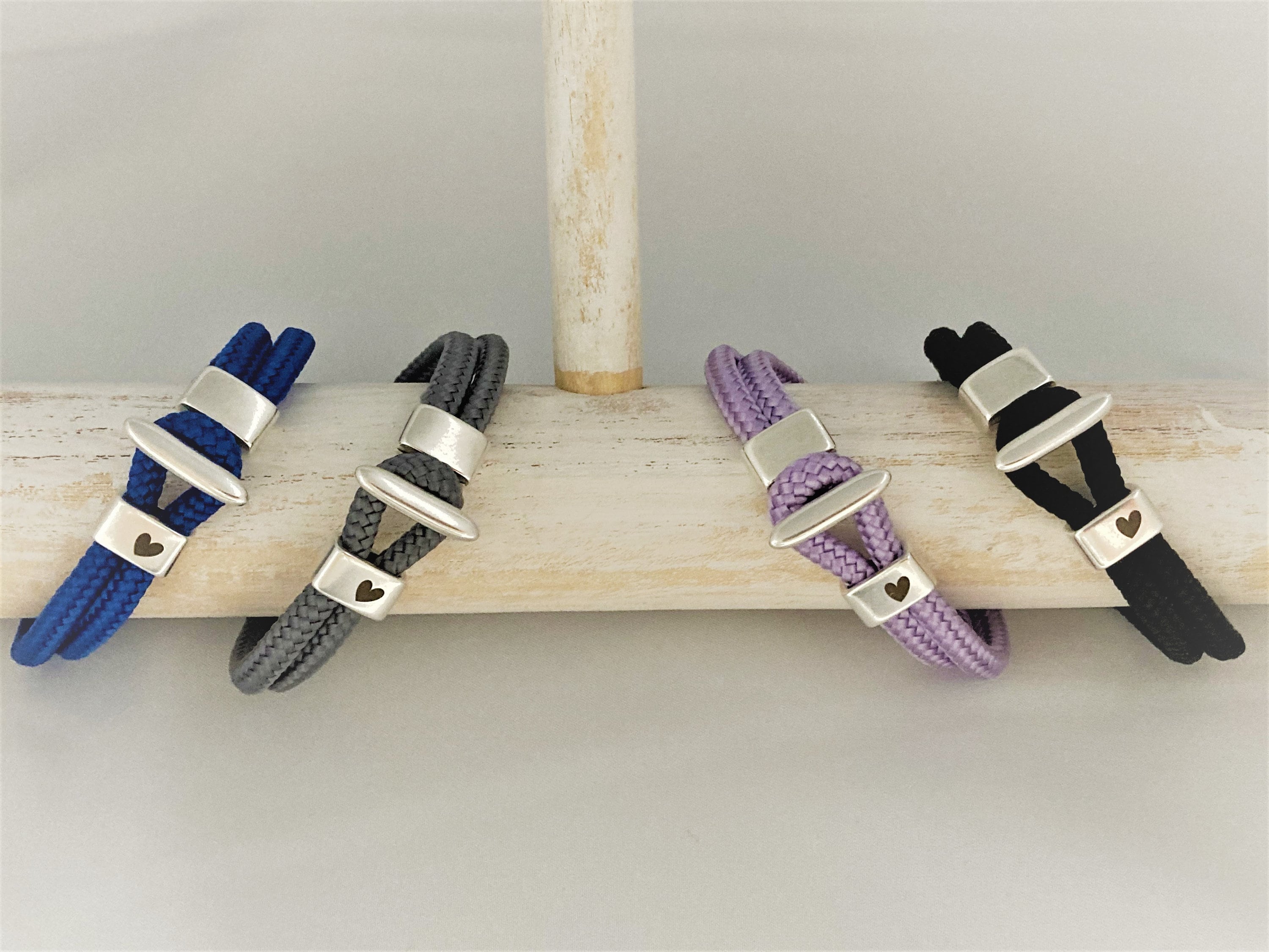Armband aus Segelseil mit versilbertem Zwischenstück mit Gravur "Herz" und Knebelverschluss in Wunschfarbe ganz individuell