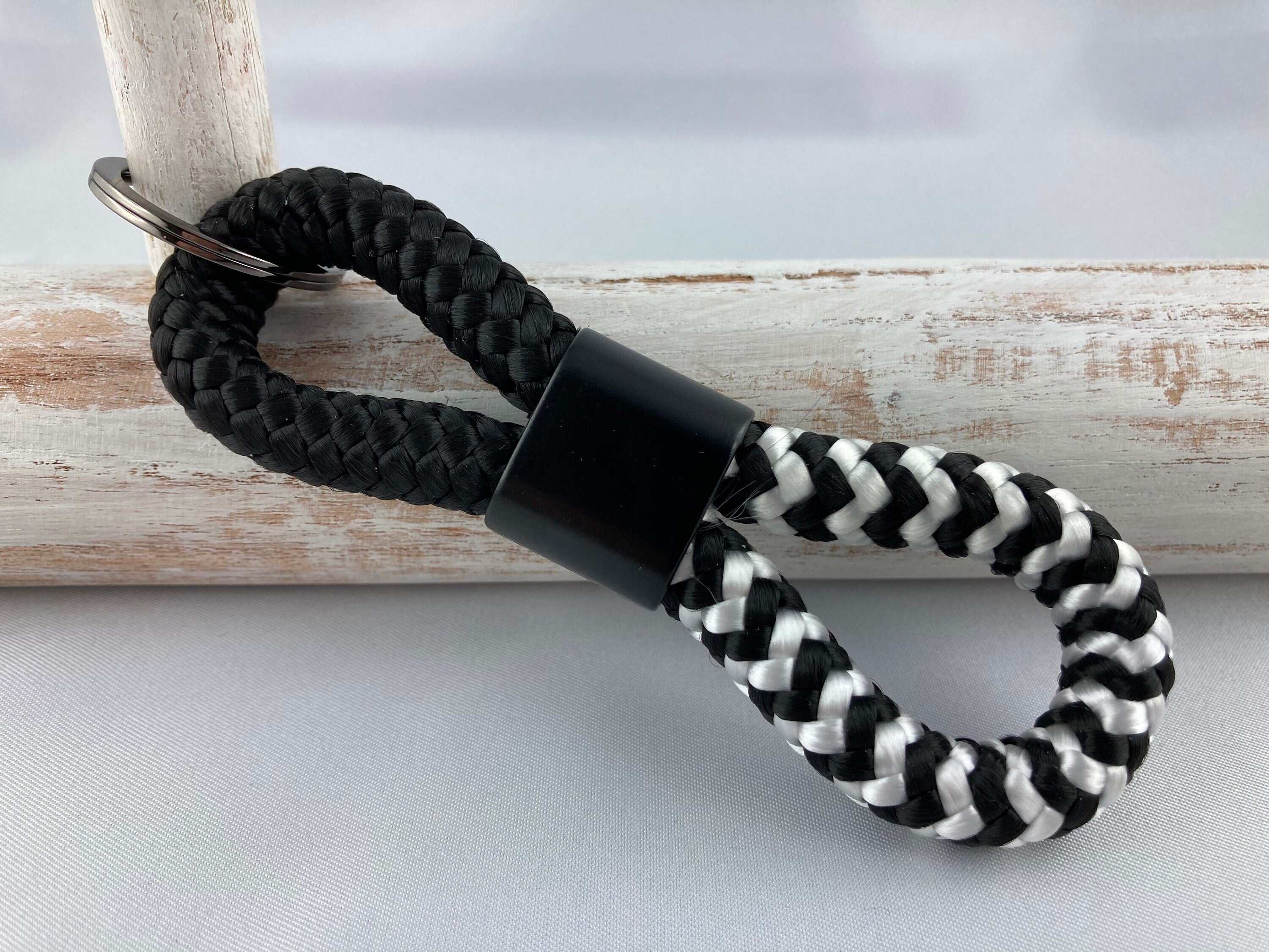 Schlüsselanhänger aus Segelseil mit schwarzem Zwischenstück matt, schwarz/ schwarz-weiß
