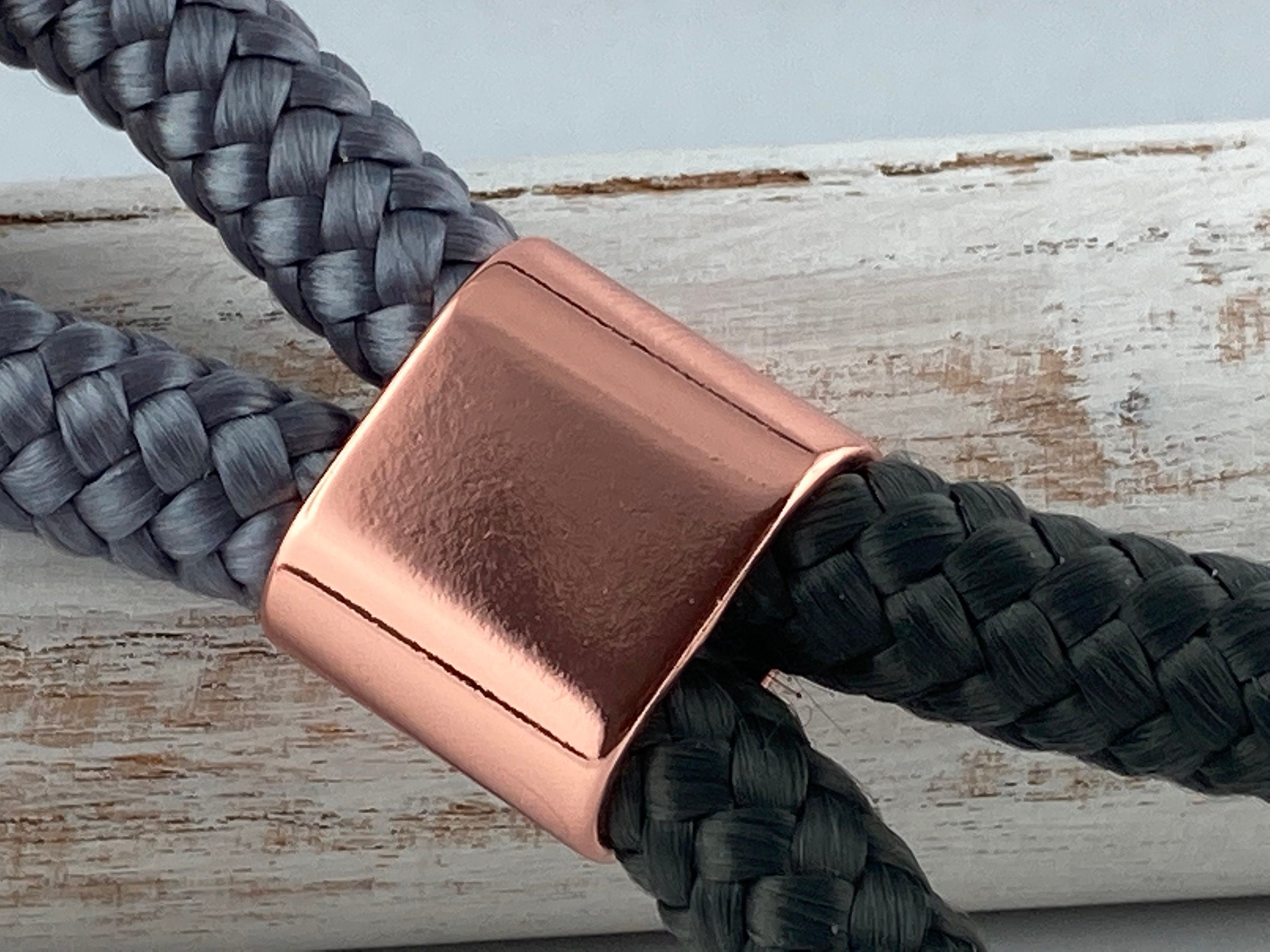 Schlüsselanhänger aus Segelseil mit Zwischenstück roségoldfarben, grau/ dunkelgrau