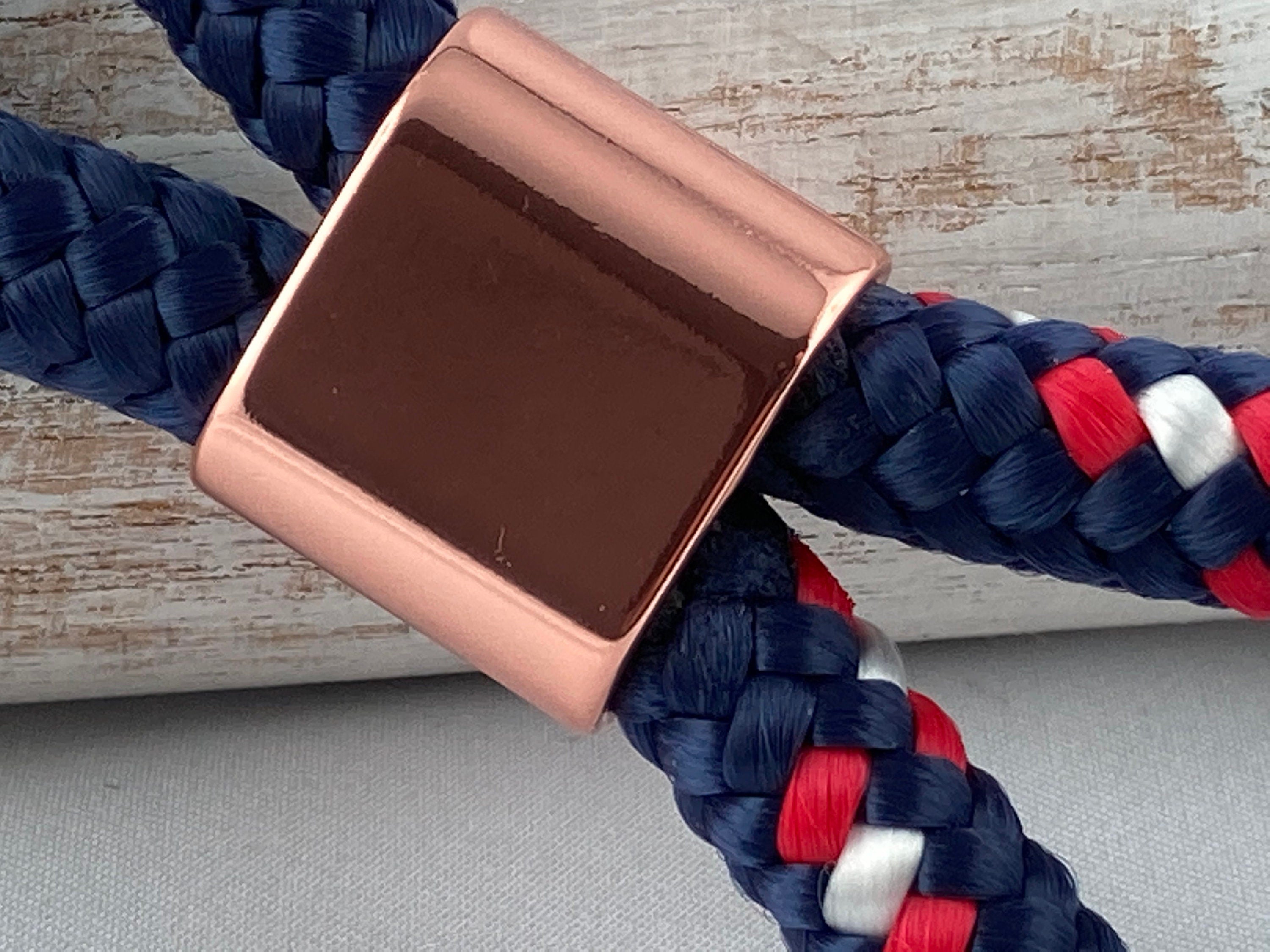 Schlüsselanhänger aus Segelseil mit Zwischenstück roségoldfarben, dunkelblau/ blau-rot-weiß