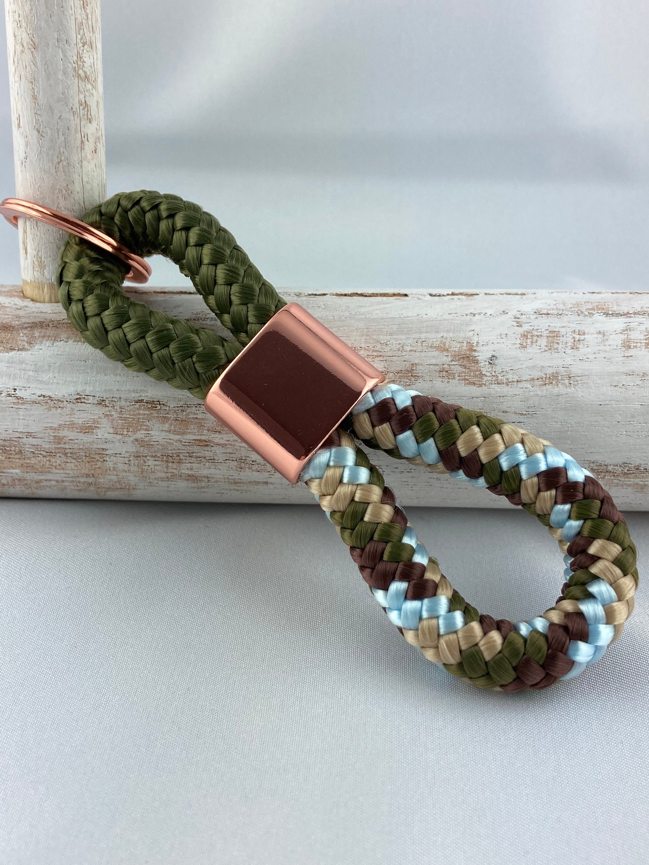 Schlüsselanhänger aus Segelseil mit Zwischenstück roségoldfarben, khaki/ beige-grün-hellblau