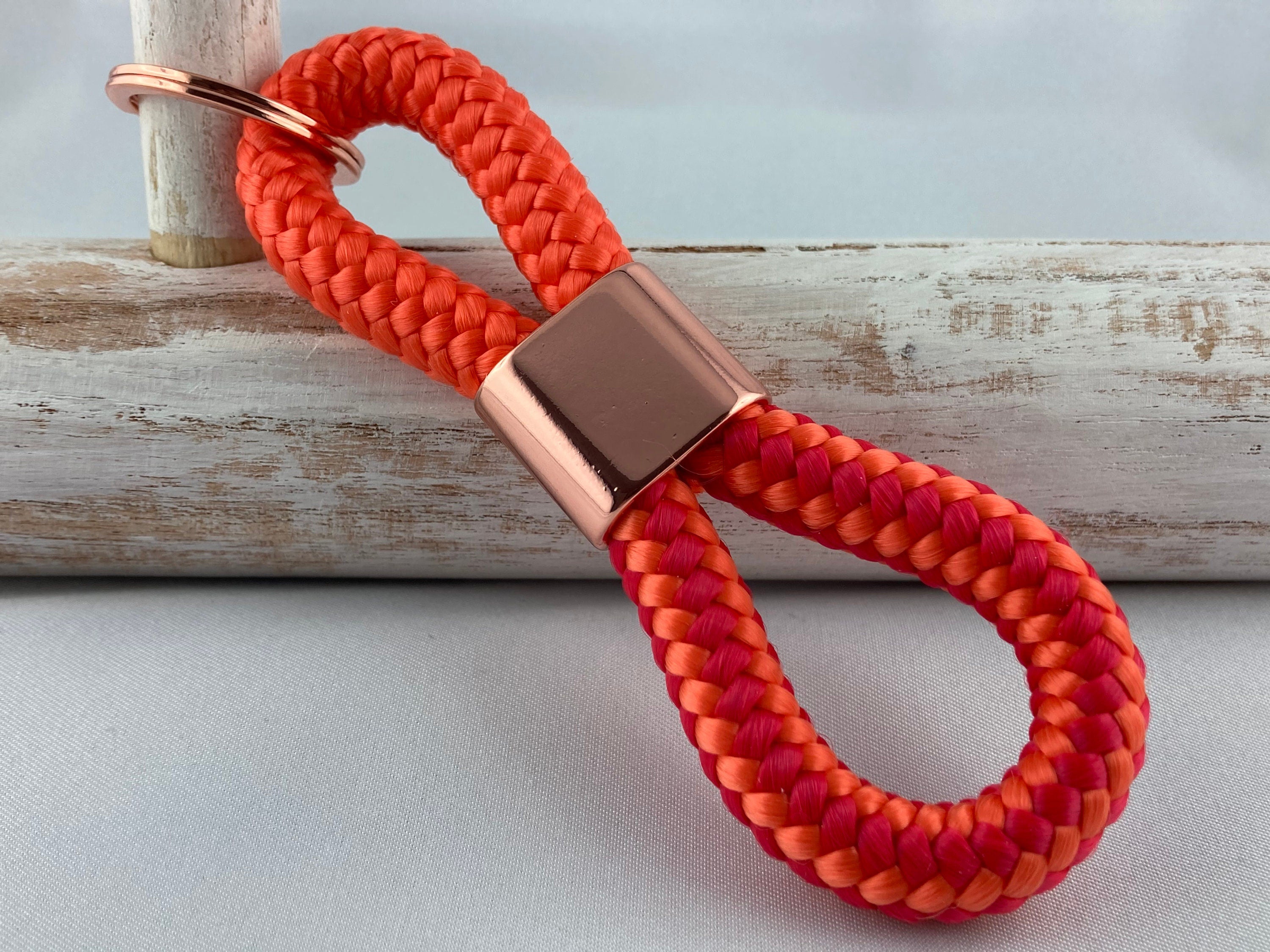 Schlüsselanhänger aus Segelseil mit Zwischenstück roségoldfarben in Wunschfarbe ganz individuell