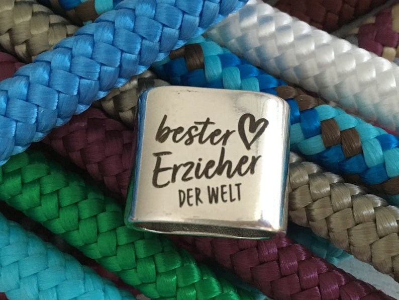 Schlüsselanhänger aus Segelseil mit versilbertem Zwischenstück mit Gravur "Bester Erzieher der Welt" in Wunschfarbe ganz individuell