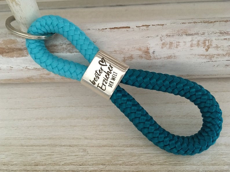 Schlüsselanhänger aus Segelseil mit versilbertem Zwischenstück mit Gravur "Bester Erzieher der Welt" in Wunschfarbe ganz individuell