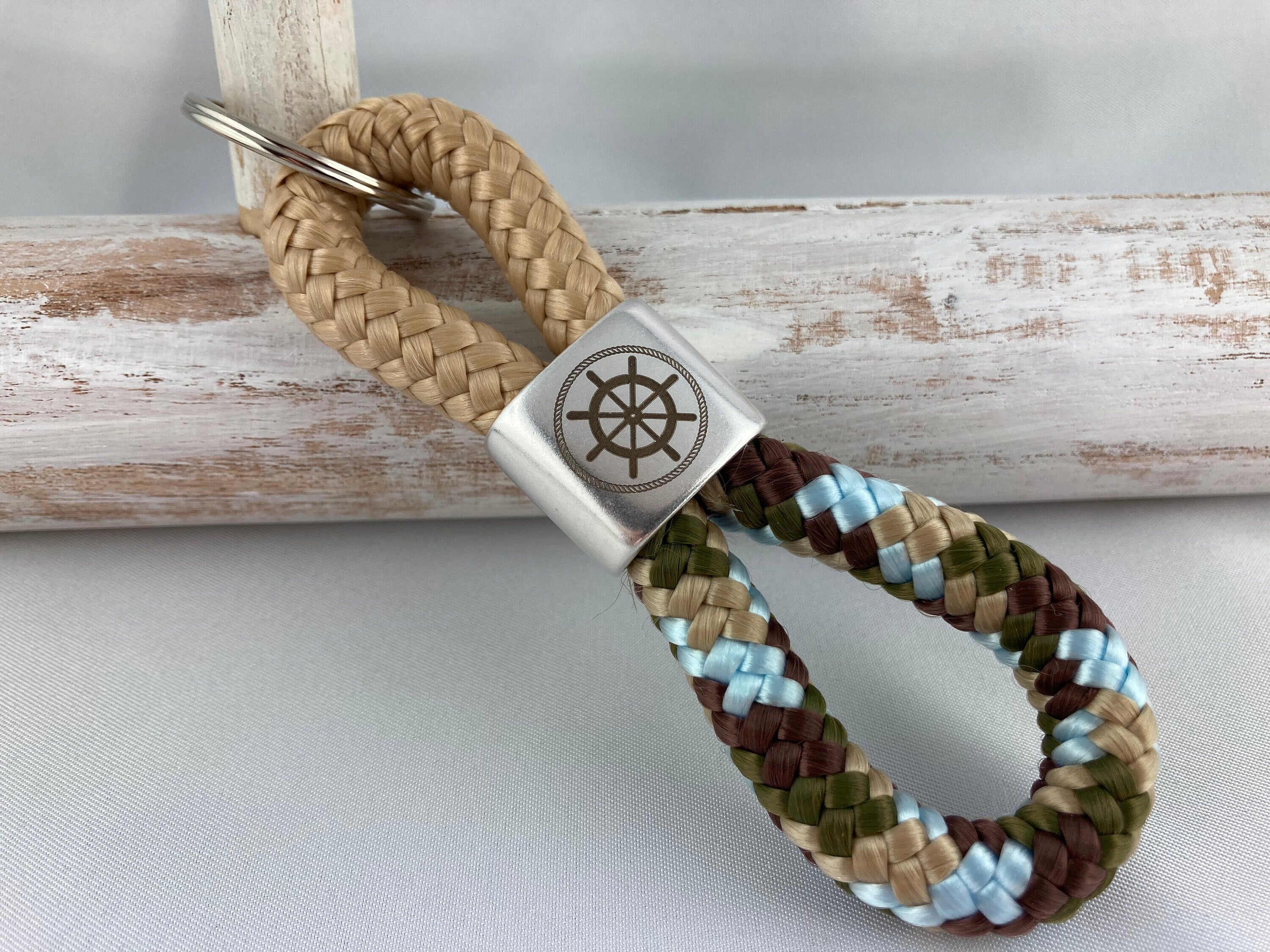 Schlüsselanhänger aus Segelseil mit versilbertem Zwischenstück mit Gravur "Steuerrad", beige/ beige-grün-hellblau