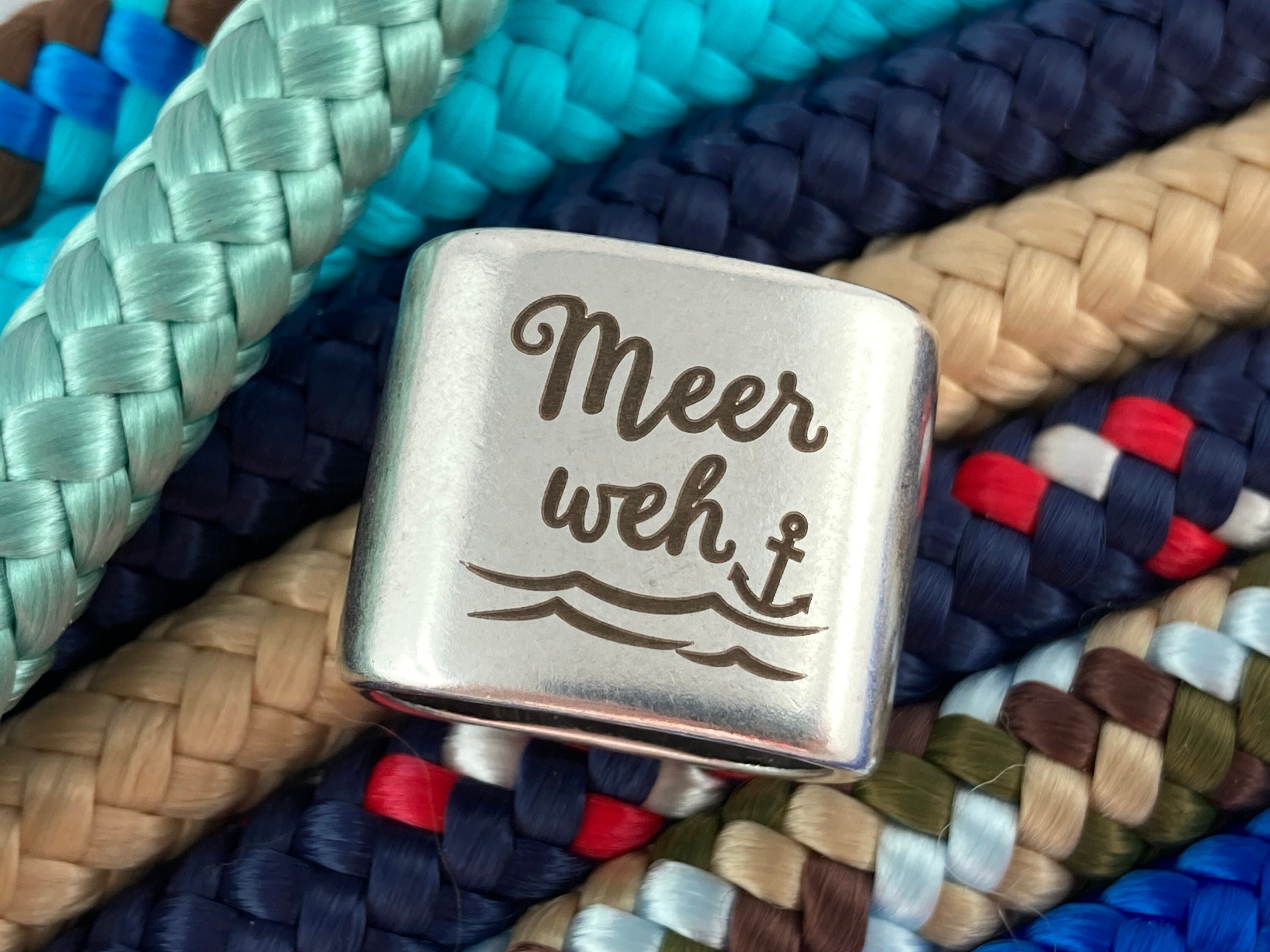 Schlüsselanhänger aus Segelseil mit versilbertem Zwischenstück mit Gravur "Meerweh" in Wunschfarbe ganz individuell
