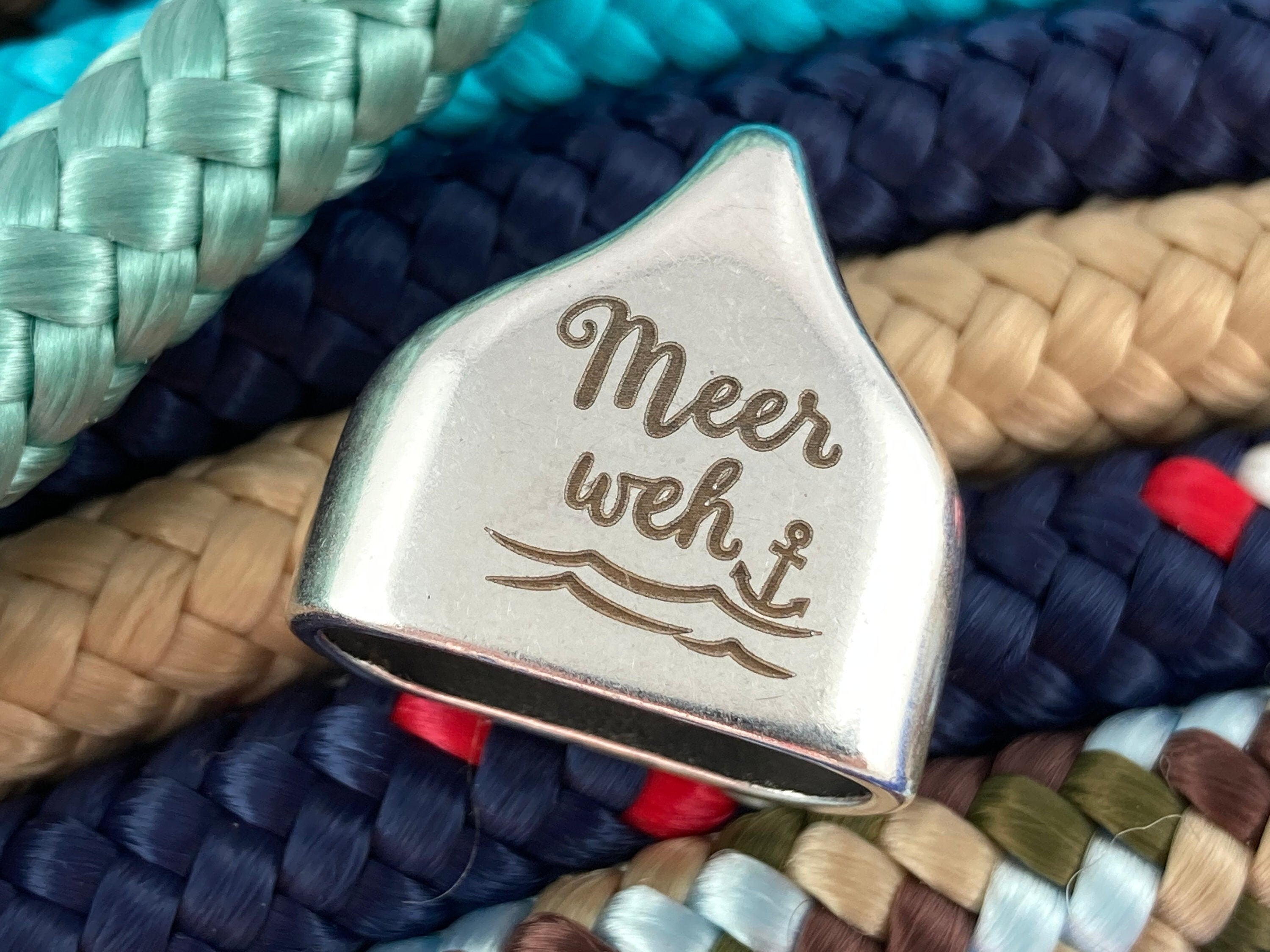 Schlüsselanhänger aus Segelseil mit versilberter Endkappe mit Gravur "Meerweh" nach Wunsch ganz individuell
