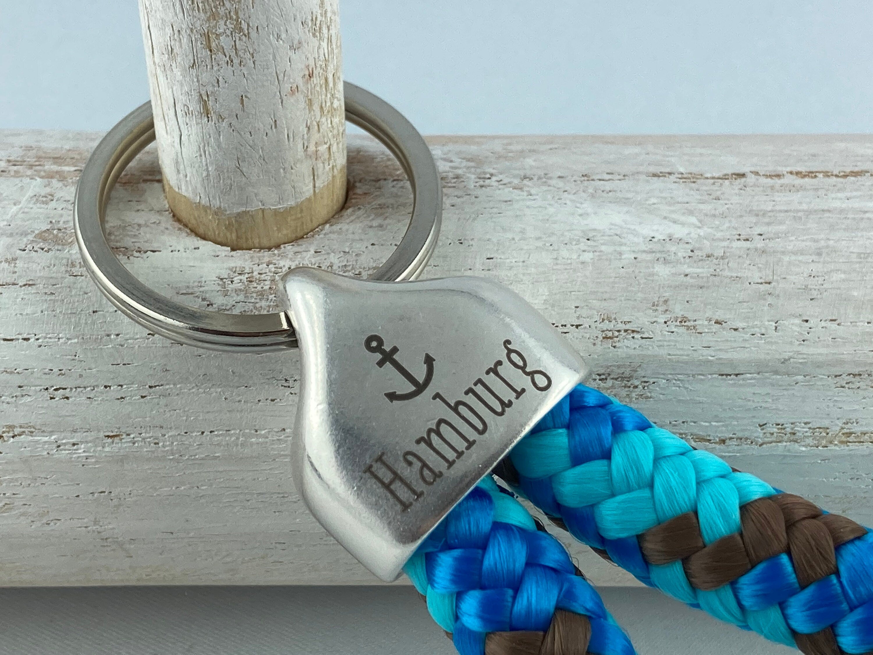Schlüsselanhänger aus Segelseil mit versilberter Endkappe mit Gravur "Hamburg", blau-mix