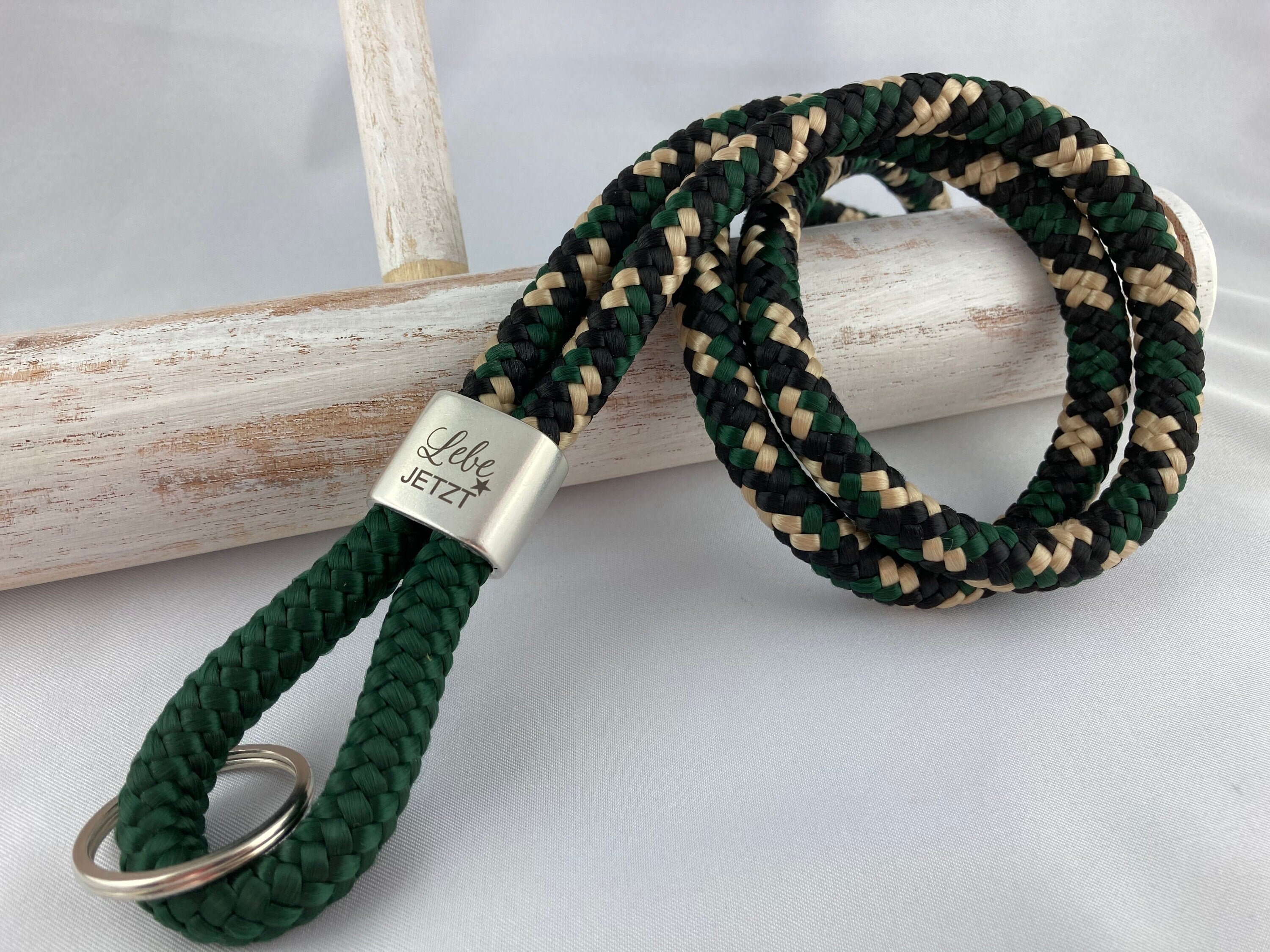 Schlüsselband aus Segelseil mit versilbertem Zwischenstück mit Gravur "Lebe jetzt", dunkelgrün/ schwarz-beige grün