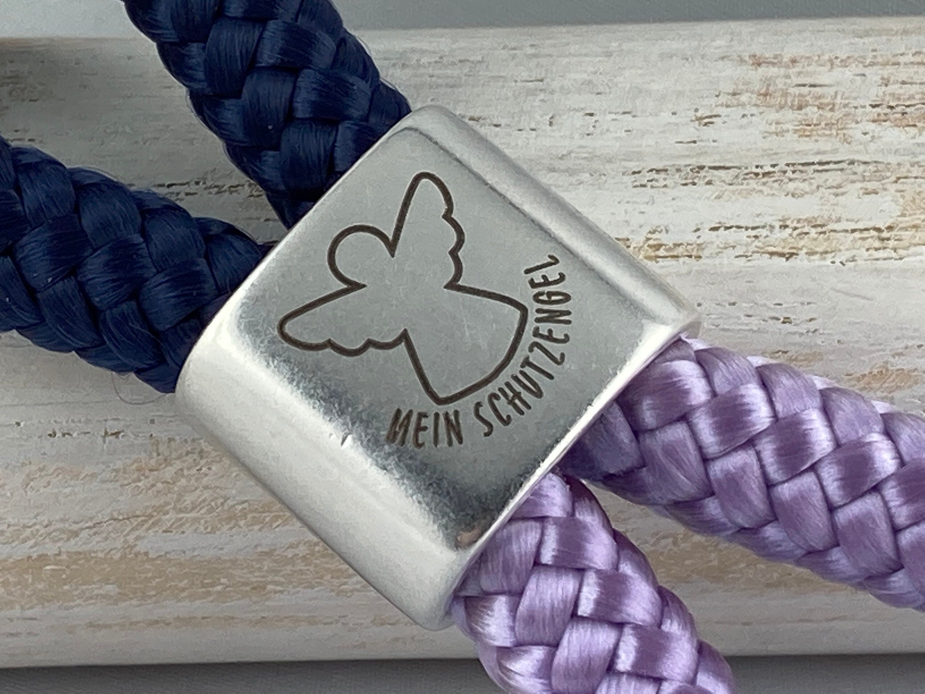 Schlüsselanhänger aus Segelseil mit versilbertem Zwischenstück mit Gravur "Mein Schutzengel", dunkelblau/ flieder