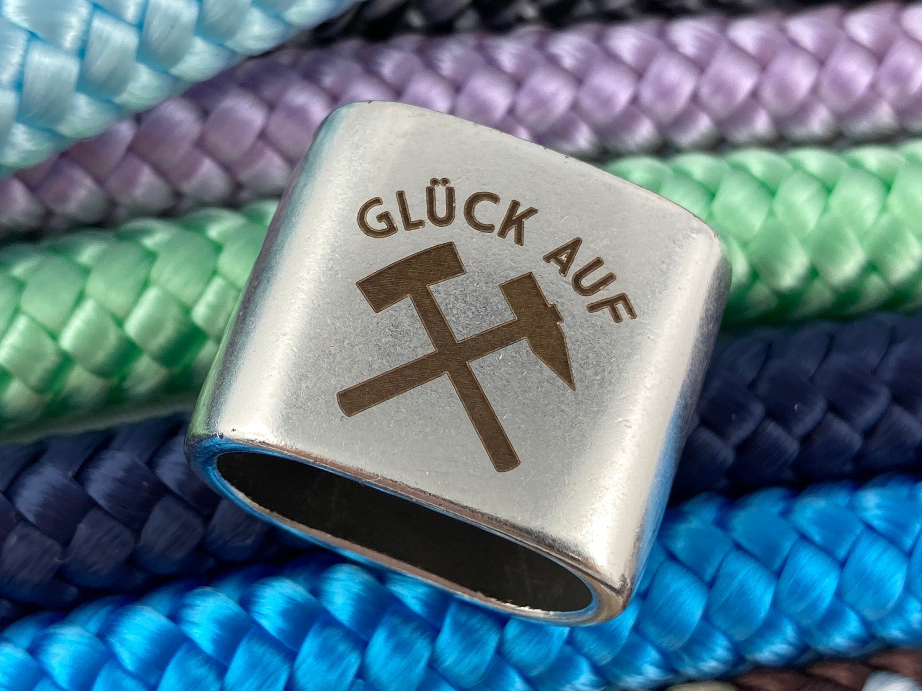Schlüsselanhänger aus Segelseil mit versilbertem Zwischenstück mit Gravur "Glück auf" mit Hammer und Schlägel in Wunschfarbe