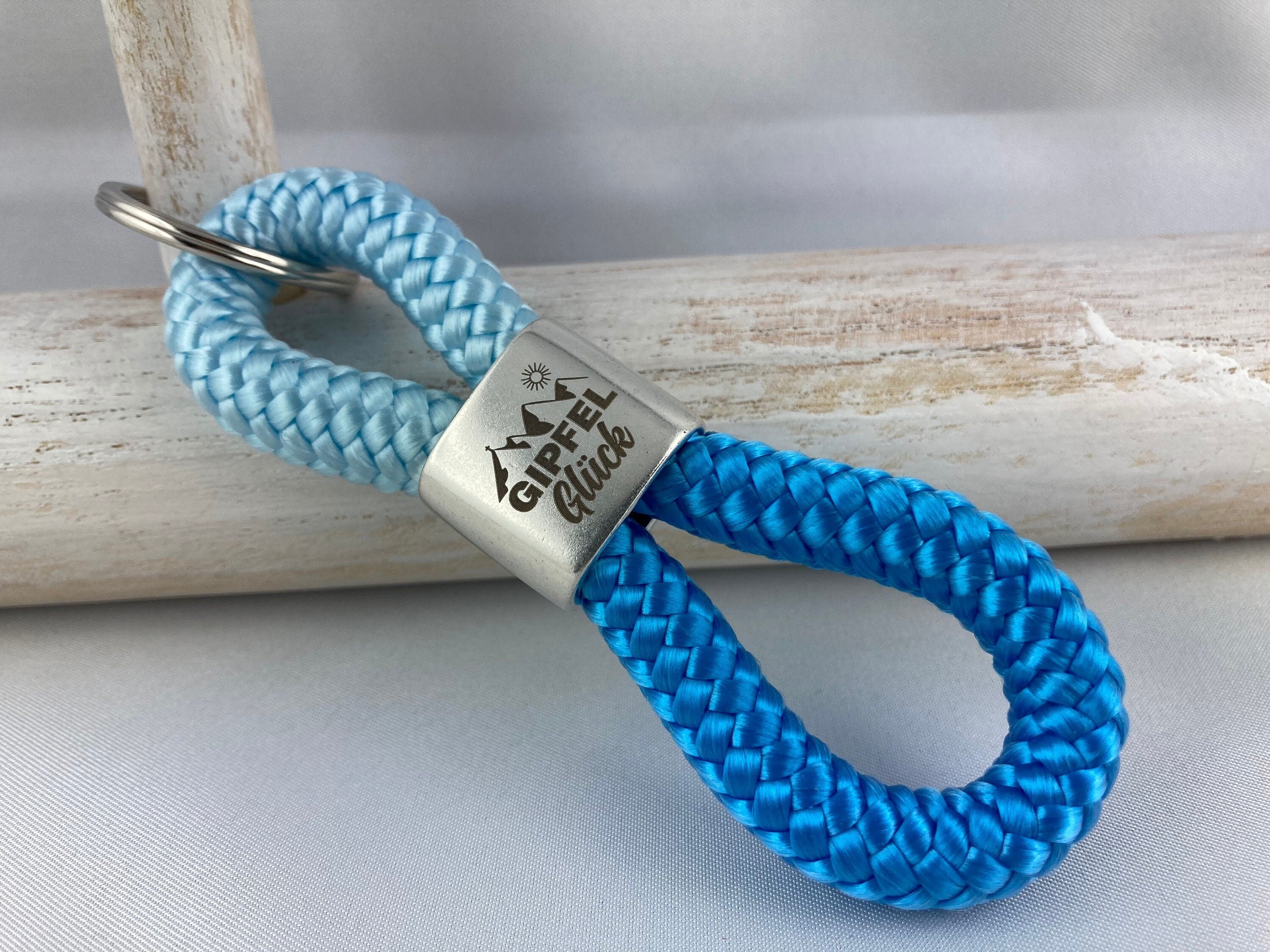 Schlüsselanhänger aus Segelseil mit versilbertem Zwischenstück mit Gravur "Gipfelglück", hellblau/ himmelblau