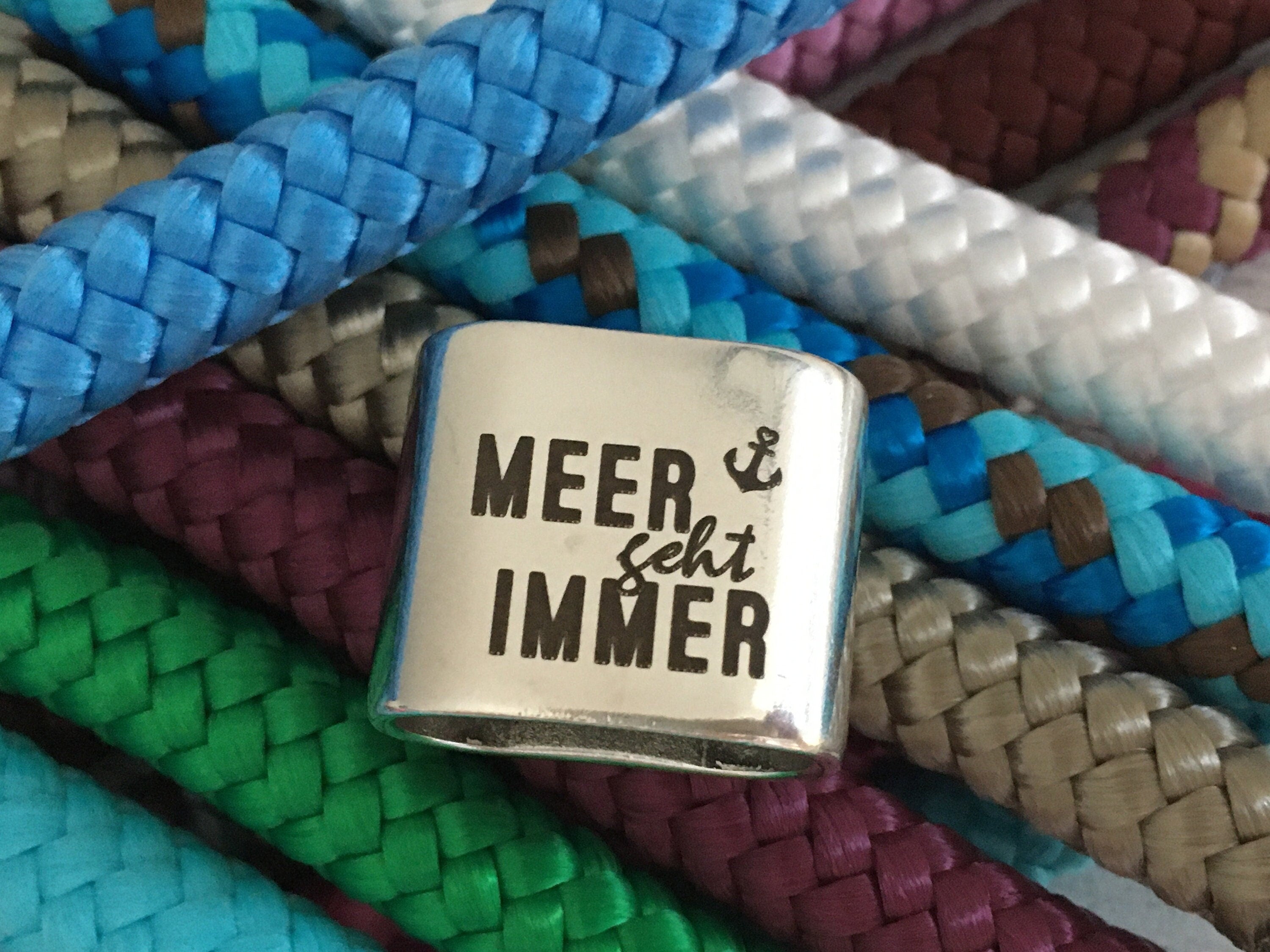 Schlüsselanhänger aus Segelseil mit versilbertem Zwischenstück mit Gravur "Meer geht immer" in Wunschfarbe ganz individuell