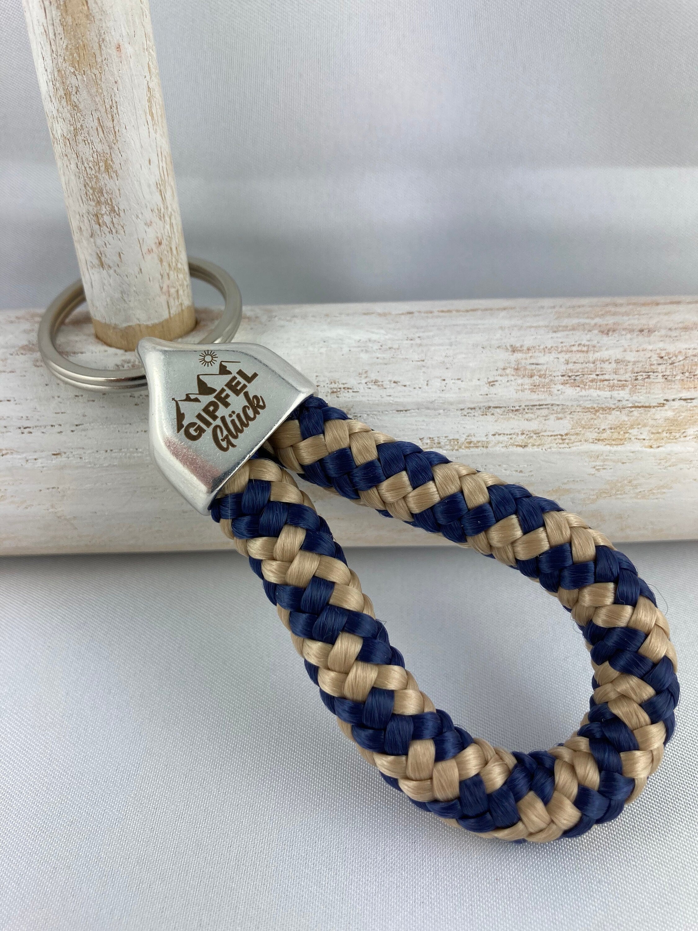 Schlüsselanhänger aus Segelseil mit versilberter Endkappe mit Gravur "Gipfelglück", dunkelblau-beige