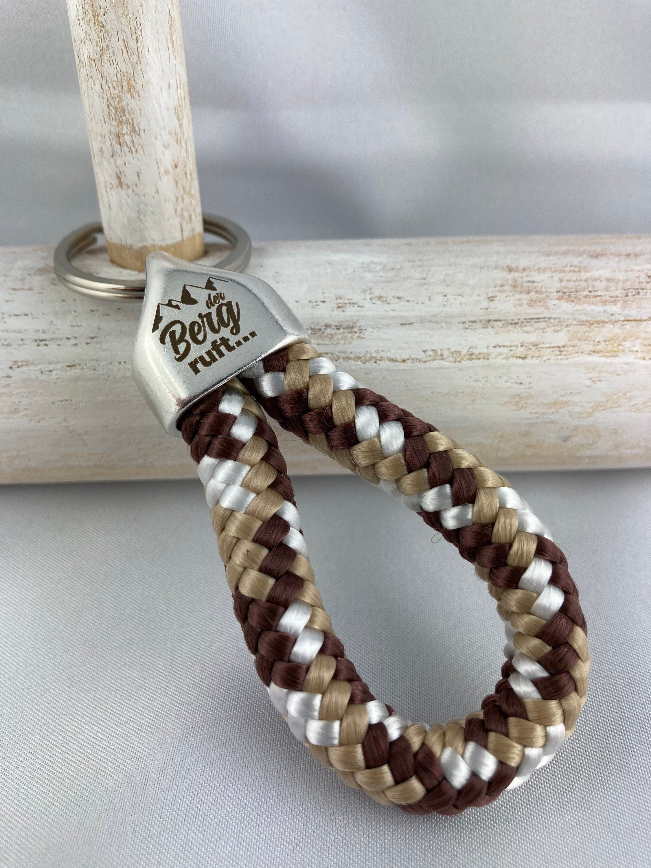 Schlüsselanhänger aus Segelseil mit versilberter Endkappe mit Gravur "der Berg ruft ...", braun-beige-weiß