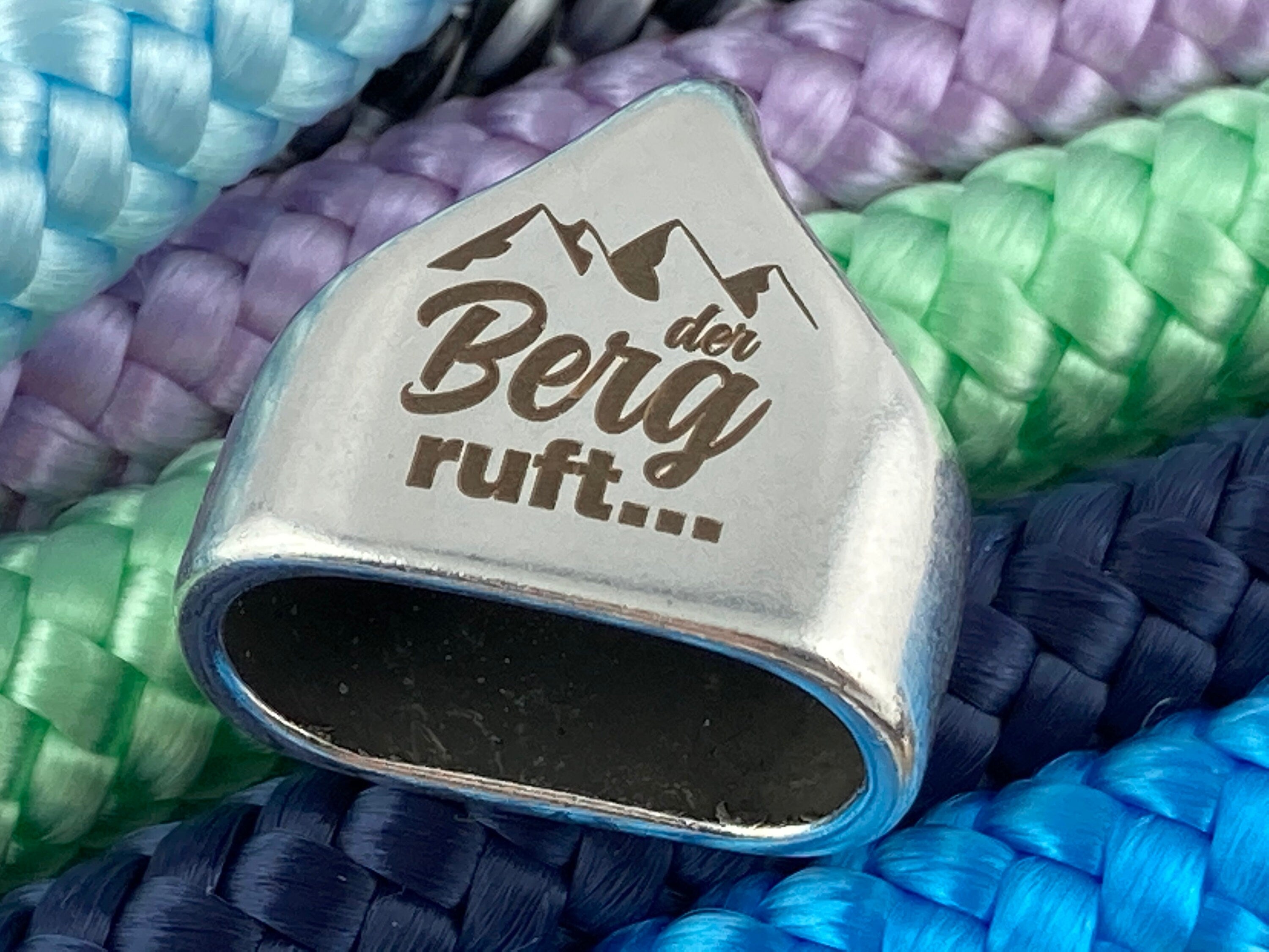 Schlüsselanhänger aus Segelseil mit versilberter Endkappe mit Gravur "der Berg ruft ..." in Wunschfarbe ganz individuell