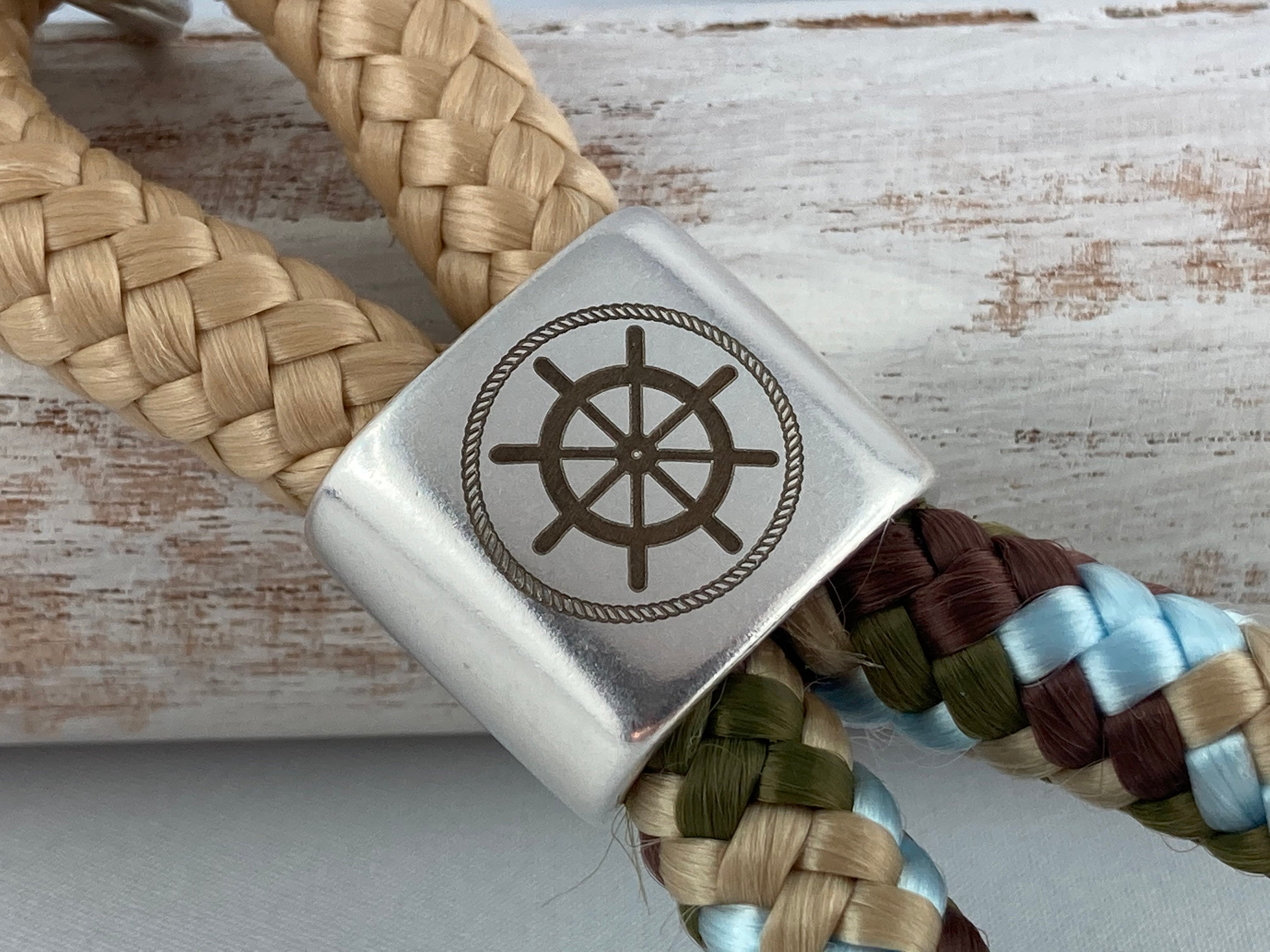 Schlüsselanhänger aus Segelseil mit versilbertem Zwischenstück mit Gravur "Steuerrad", beige/ beige-grün-hellblau