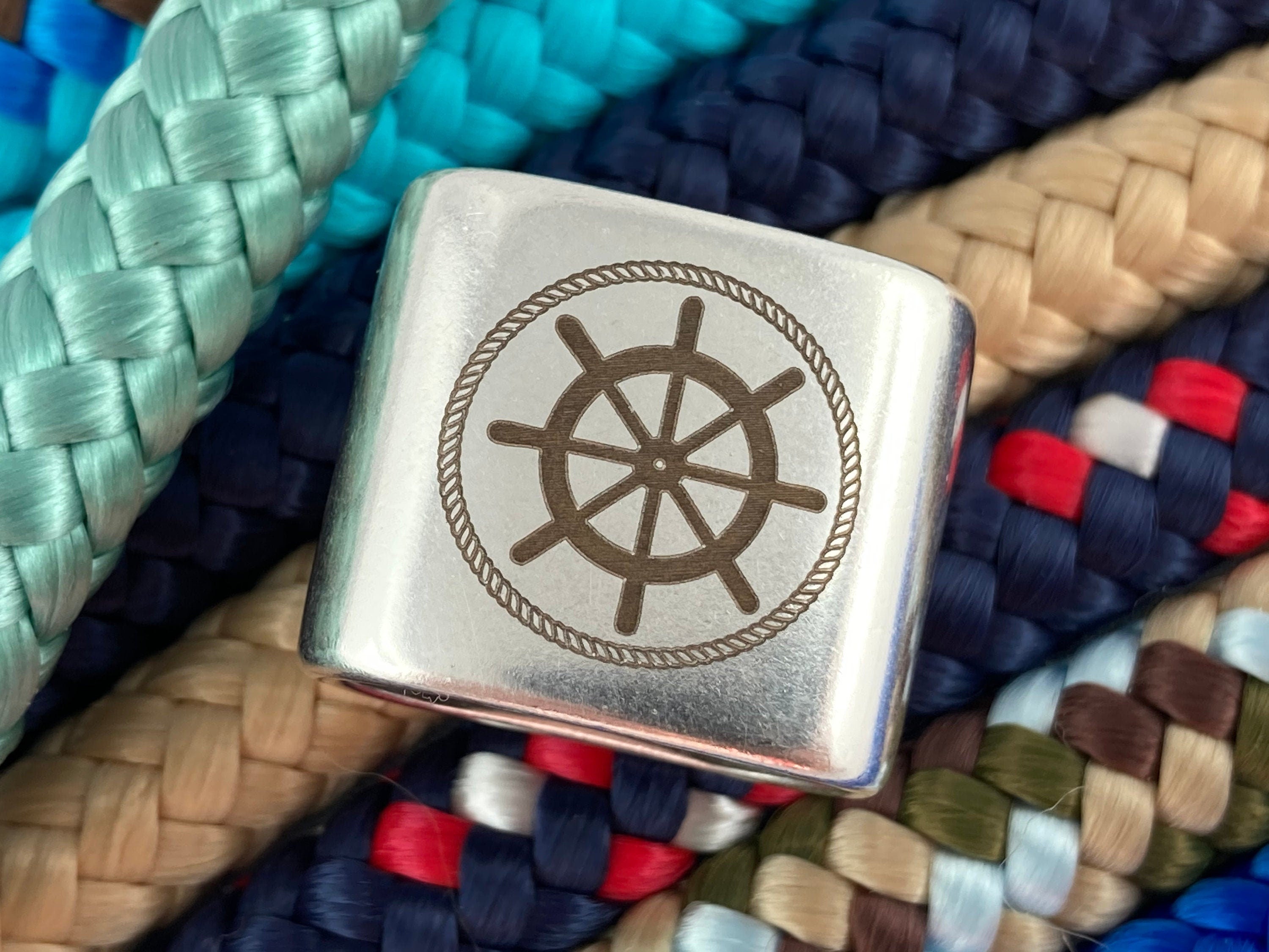 Schlüsselanhänger aus Segelseil mit versilbertem Zwischenstück mit Gravur "Steuerrad" in Wunschfarbe ganz individuell