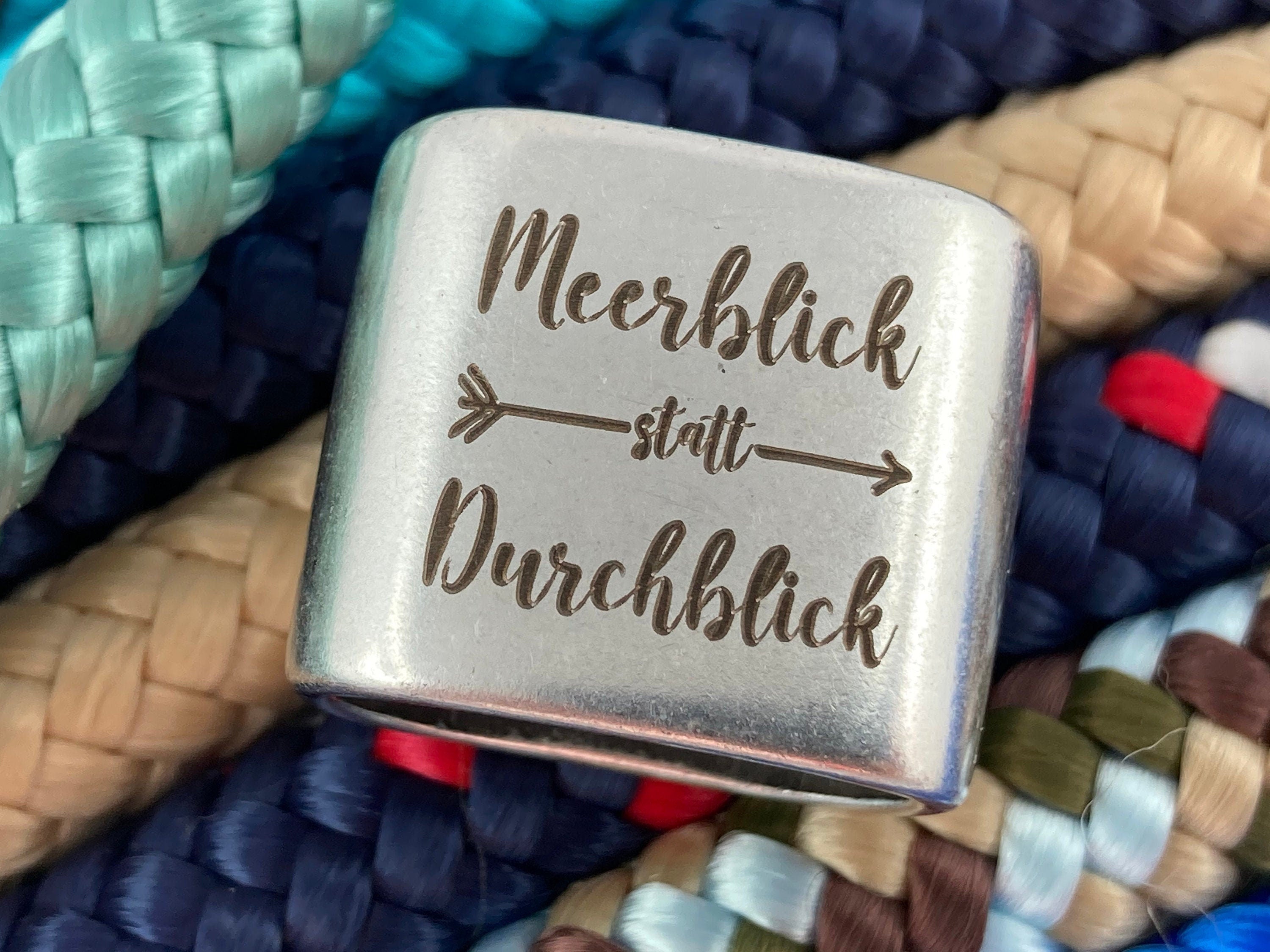 Schlüsselanhänger aus Segelseil mit versilbertem Zwischenstück mit Gravur "Meerblick statt Durchblick" in Wunschfarbe ganz individuell