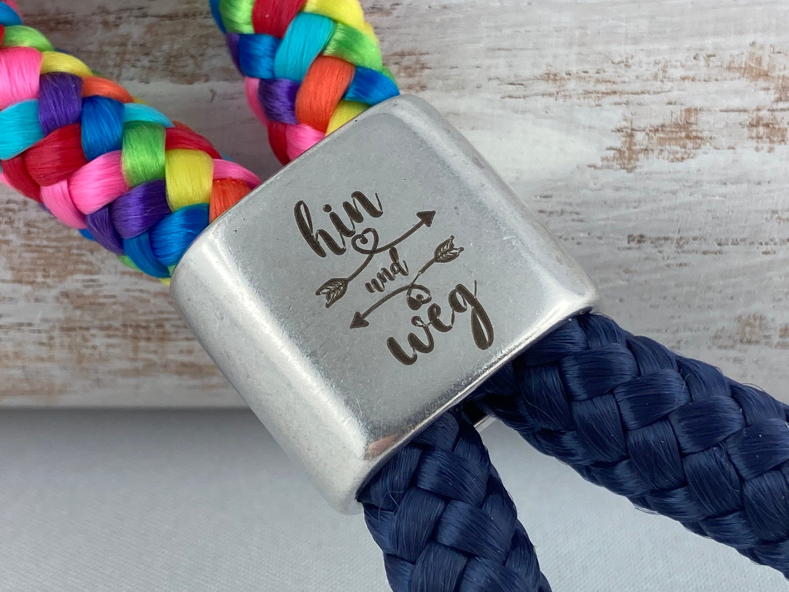 Schlüsselanhänger aus Segelseil mit versilbertem Zwischenstück mit Gravur "hin und weg", regenbogen/ dunkelblau