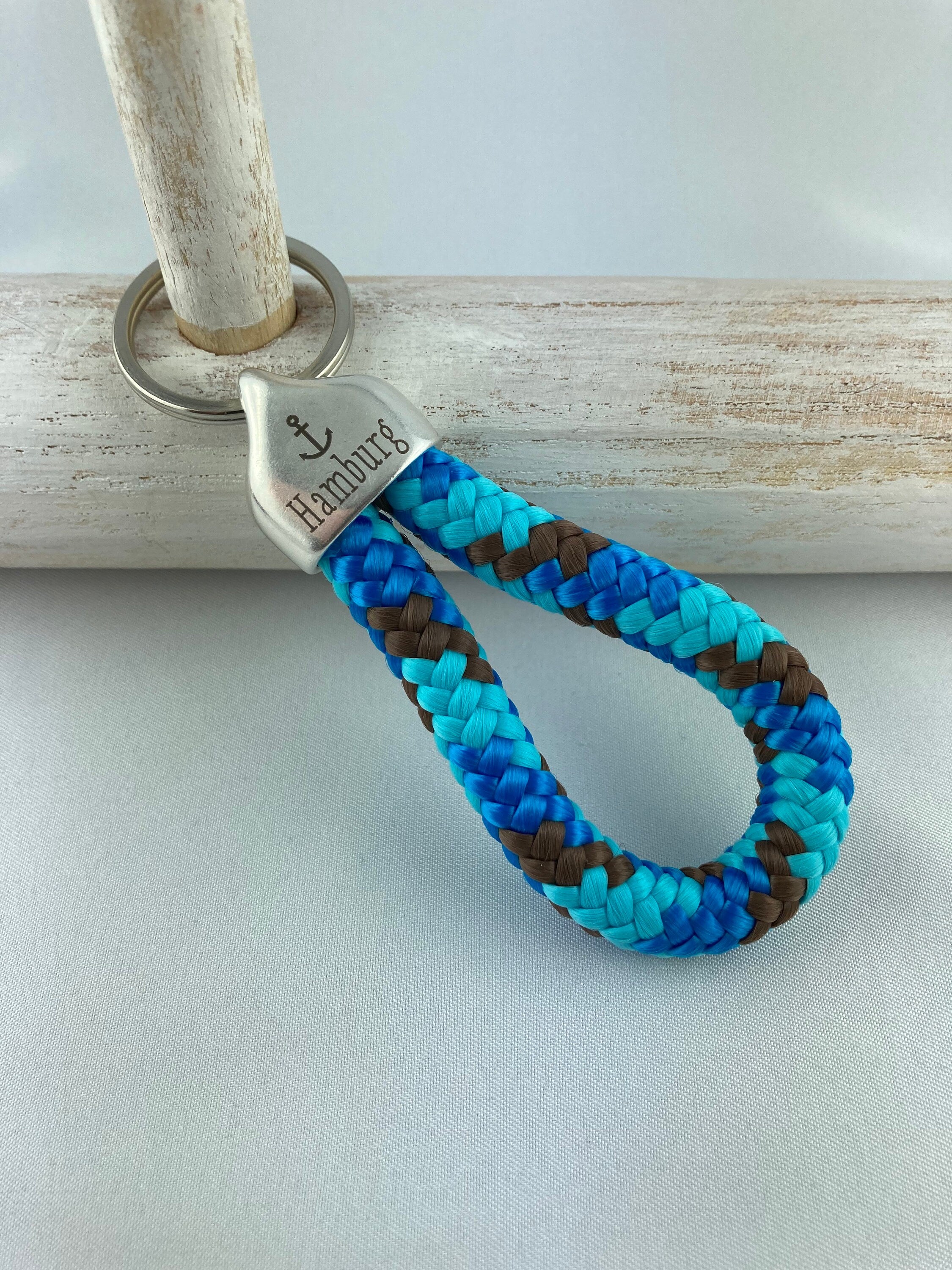Schlüsselanhänger aus Segelseil mit versilberter Endkappe mit Gravur "Hamburg", blau-mix