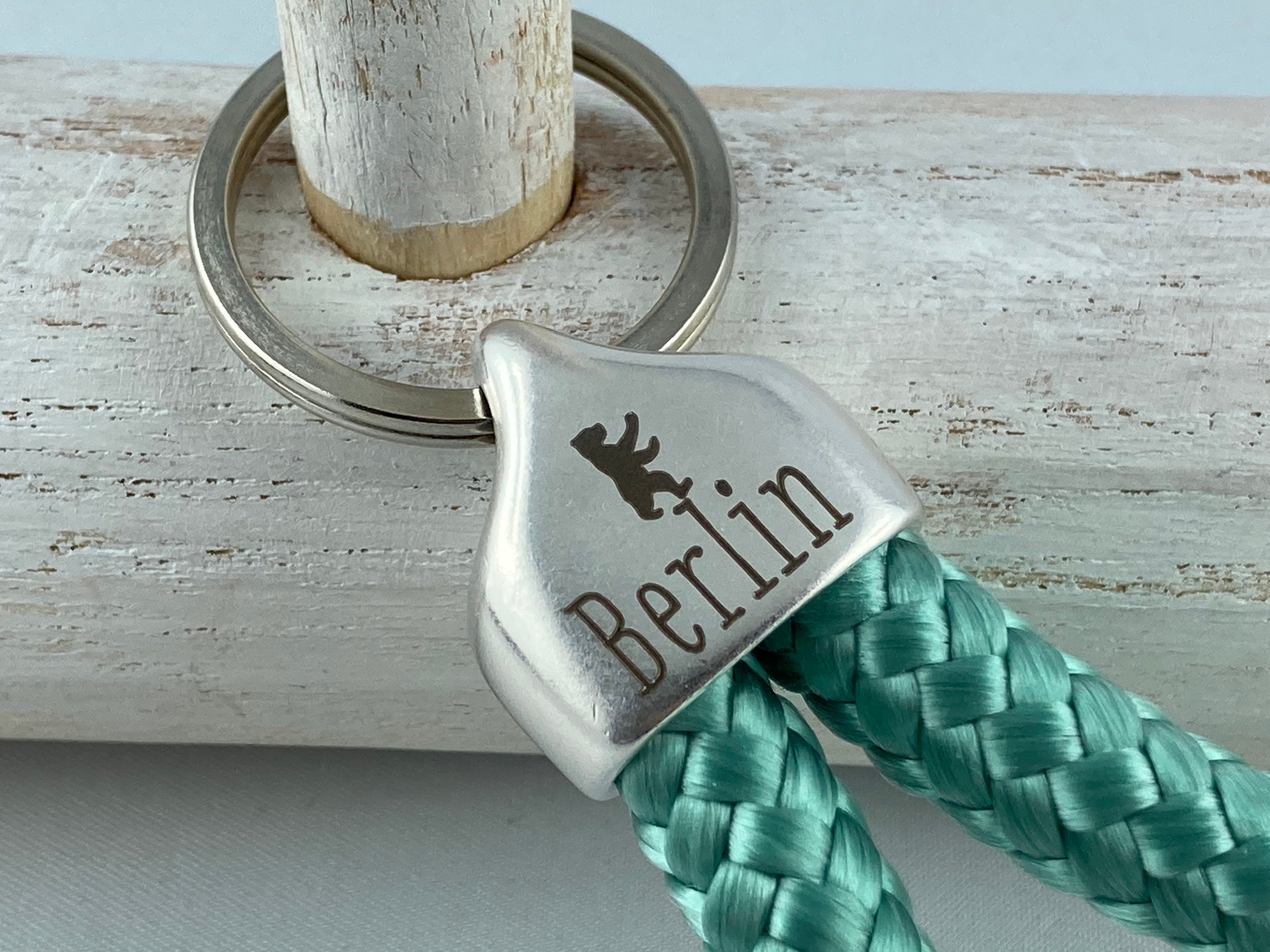 Schlüsselanhänger aus Segelseil mit versilberter Endkappe mit Gravur "Berlin", lindgrün