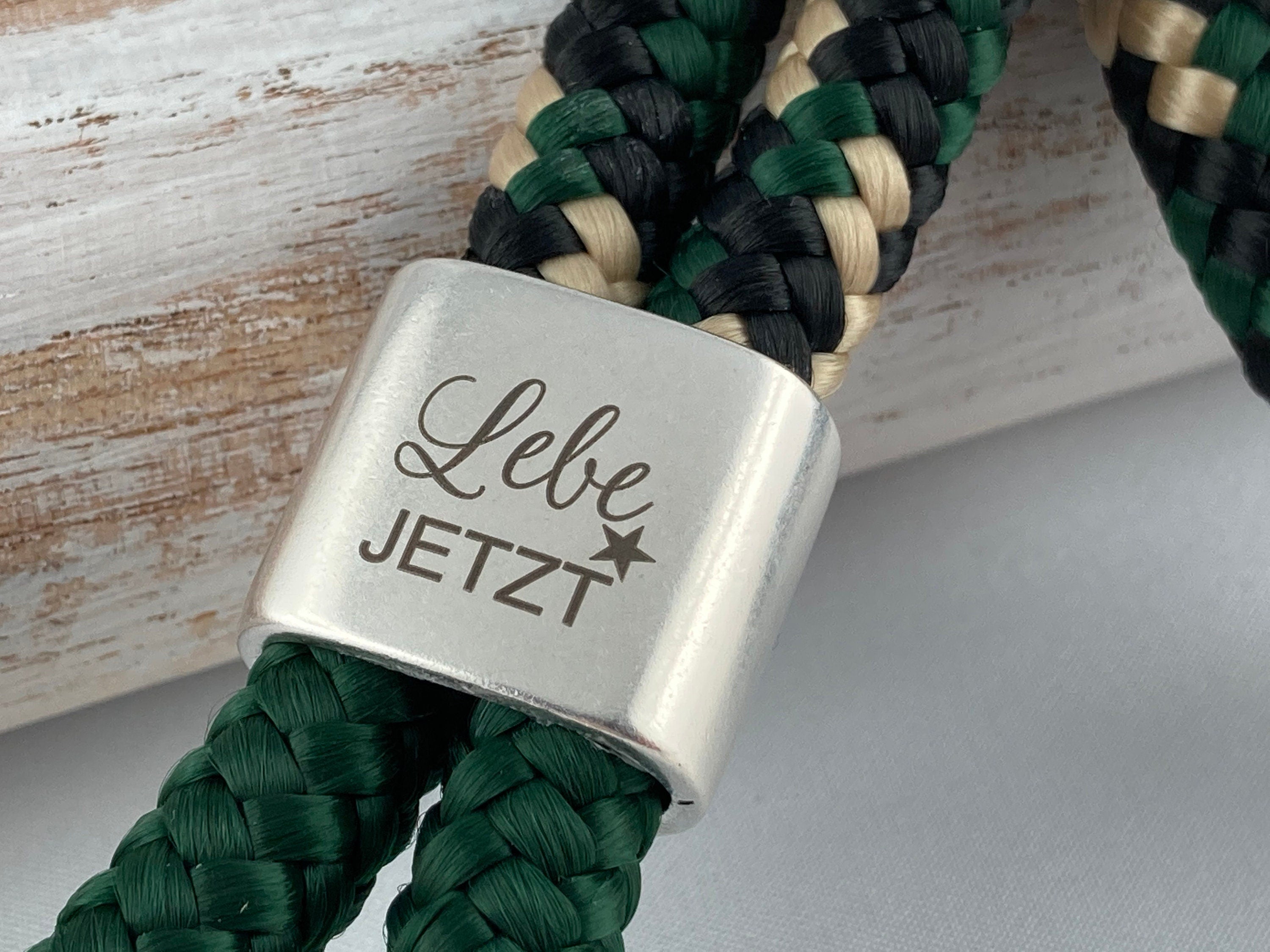 Schlüsselband aus Segelseil mit versilbertem Zwischenstück mit Gravur "Lebe jetzt", dunkelgrün/ schwarz-beige grün