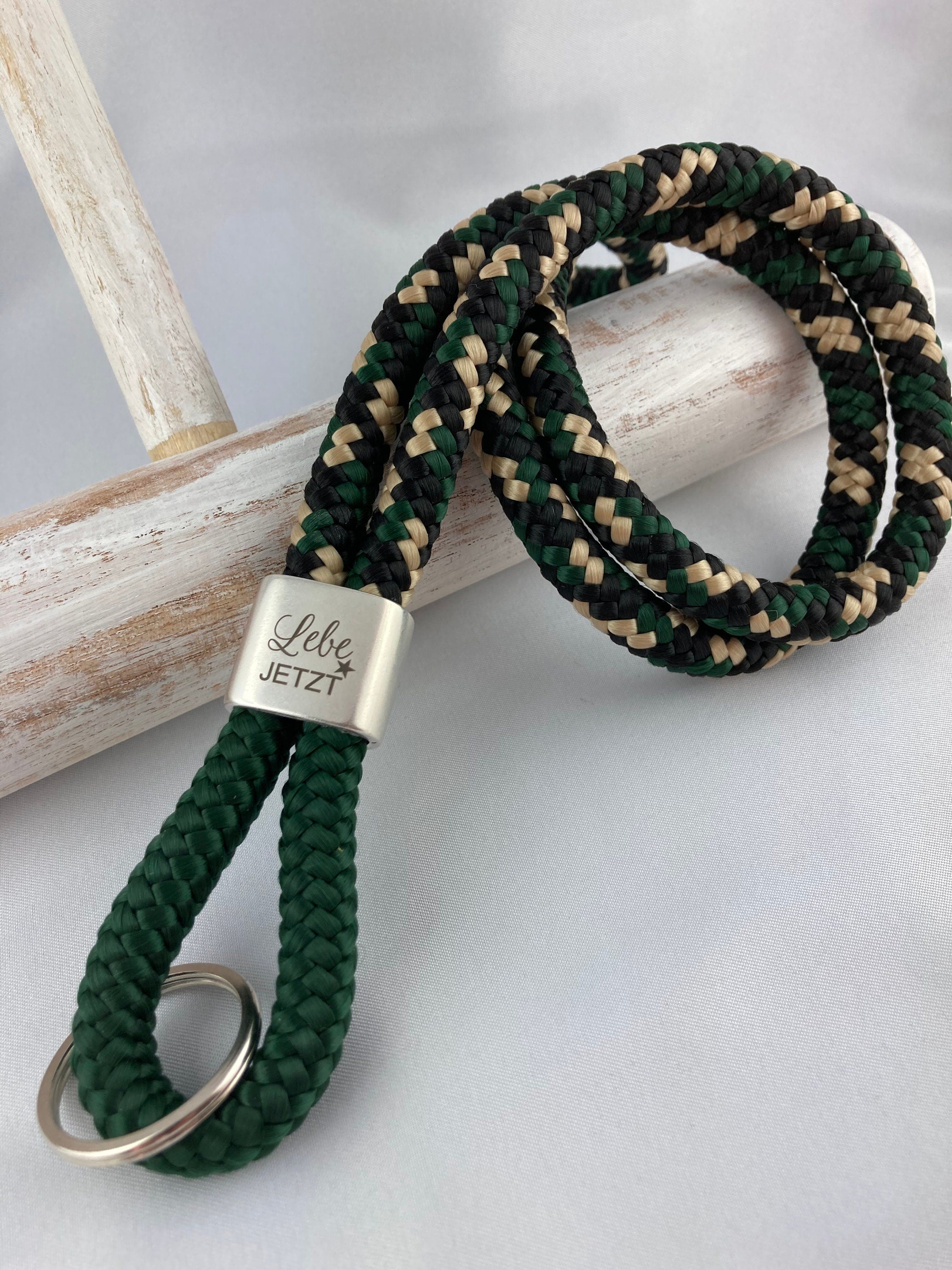 Schlüsselband aus Segelseil mit versilbertem Zwischenstück mit Gravur "Lebe jetzt", dunkelgrün/ schwarz-beige grün