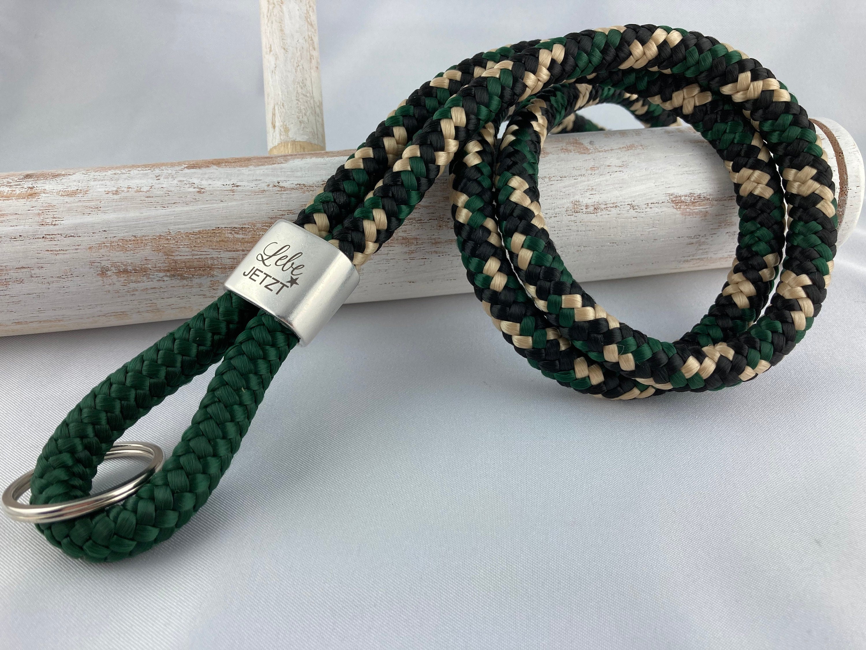 Schlüsselband aus Segelseil mit versilbertem Zwischenstück mit Gravur "Lebe jetzt", dunkelgrün/ schwarz-beige grün