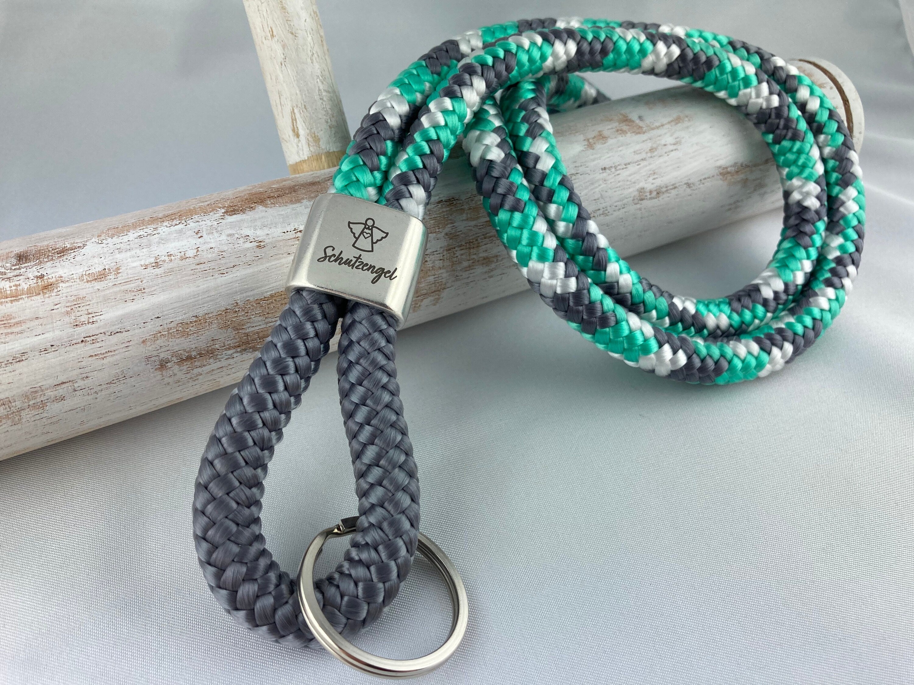 Schlüsselband aus Segelseil mit versilbertem Zwischenstück mit Gravur "Schutzengel", grau/ minze-grau-weiß