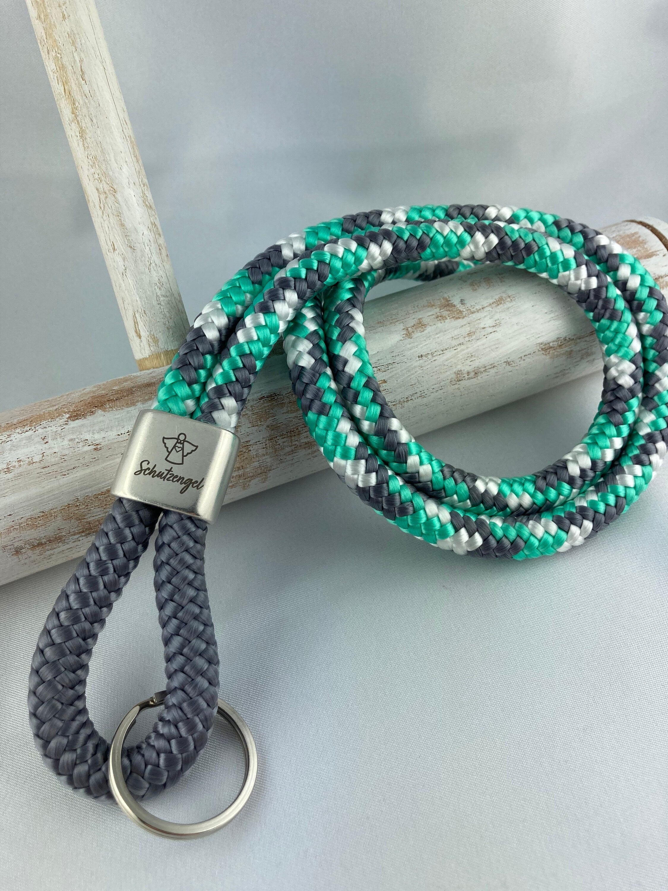 Schlüsselband aus Segelseil mit versilbertem Zwischenstück mit Gravur "Schutzengel", grau/ minze-grau-weiß