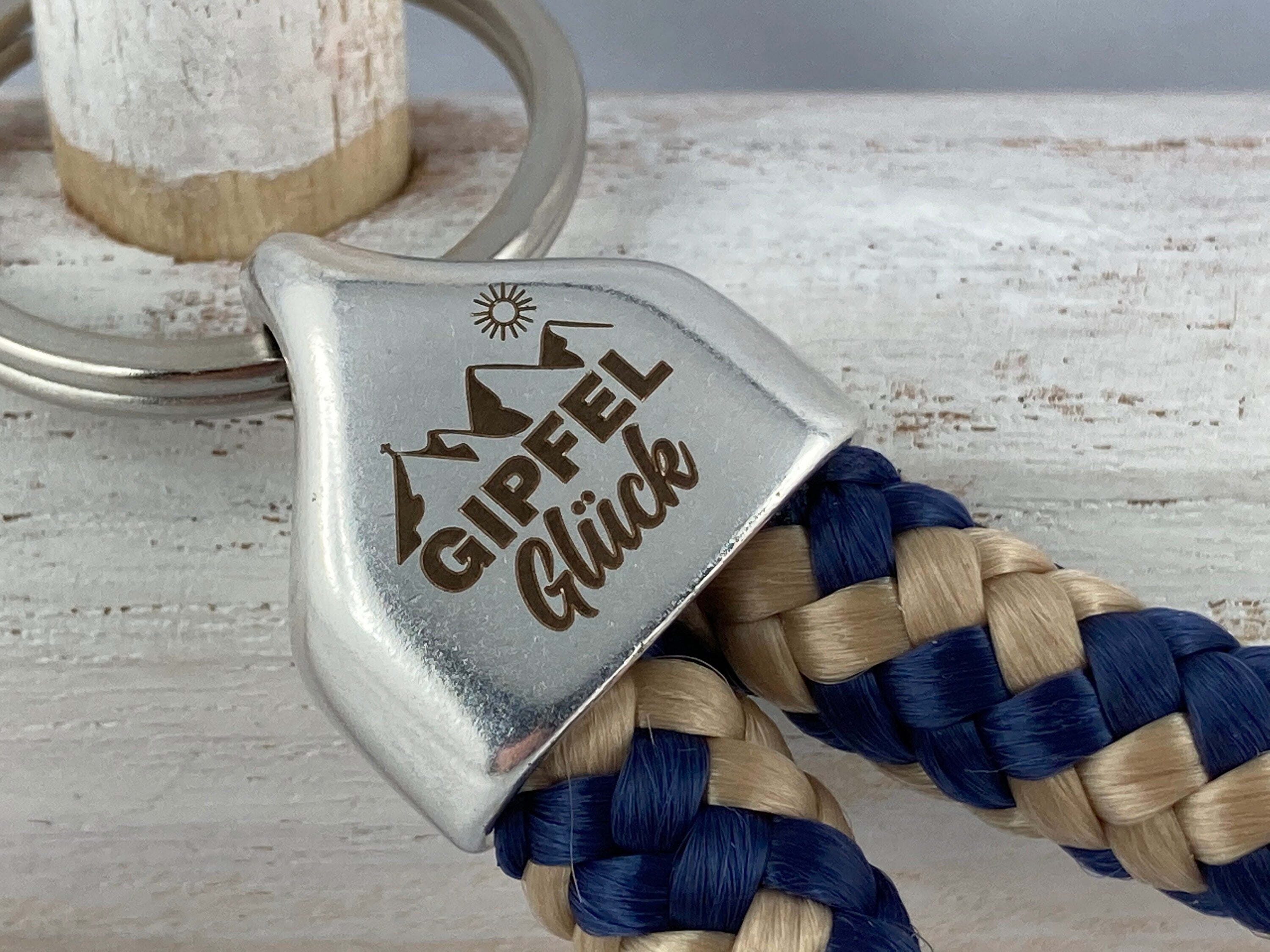Schlüsselanhänger aus Segelseil mit versilberter Endkappe mit Gravur "Gipfelglück", dunkelblau-beige