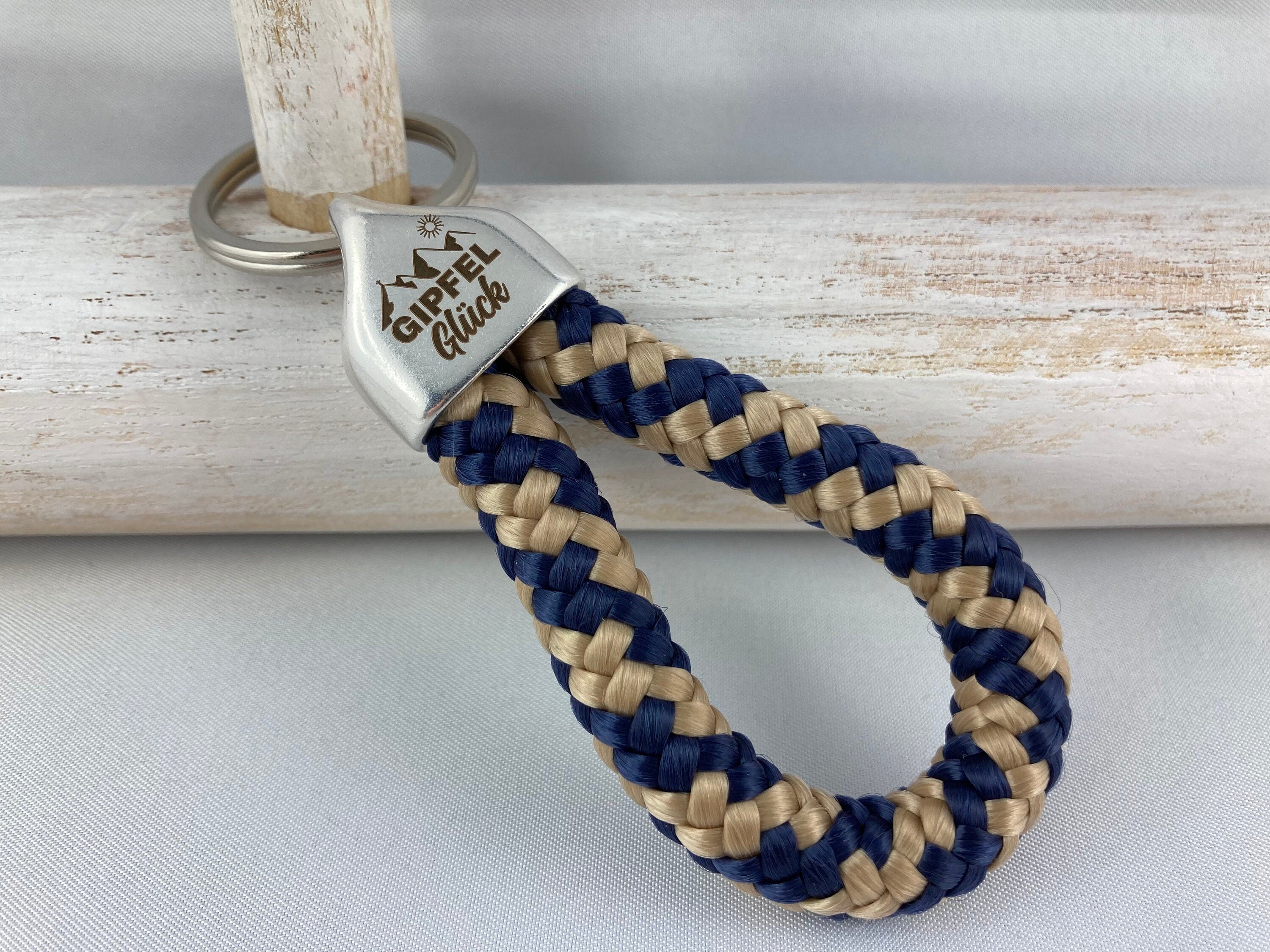 Schlüsselanhänger aus Segelseil mit versilberter Endkappe mit Gravur "Gipfelglück", dunkelblau-beige