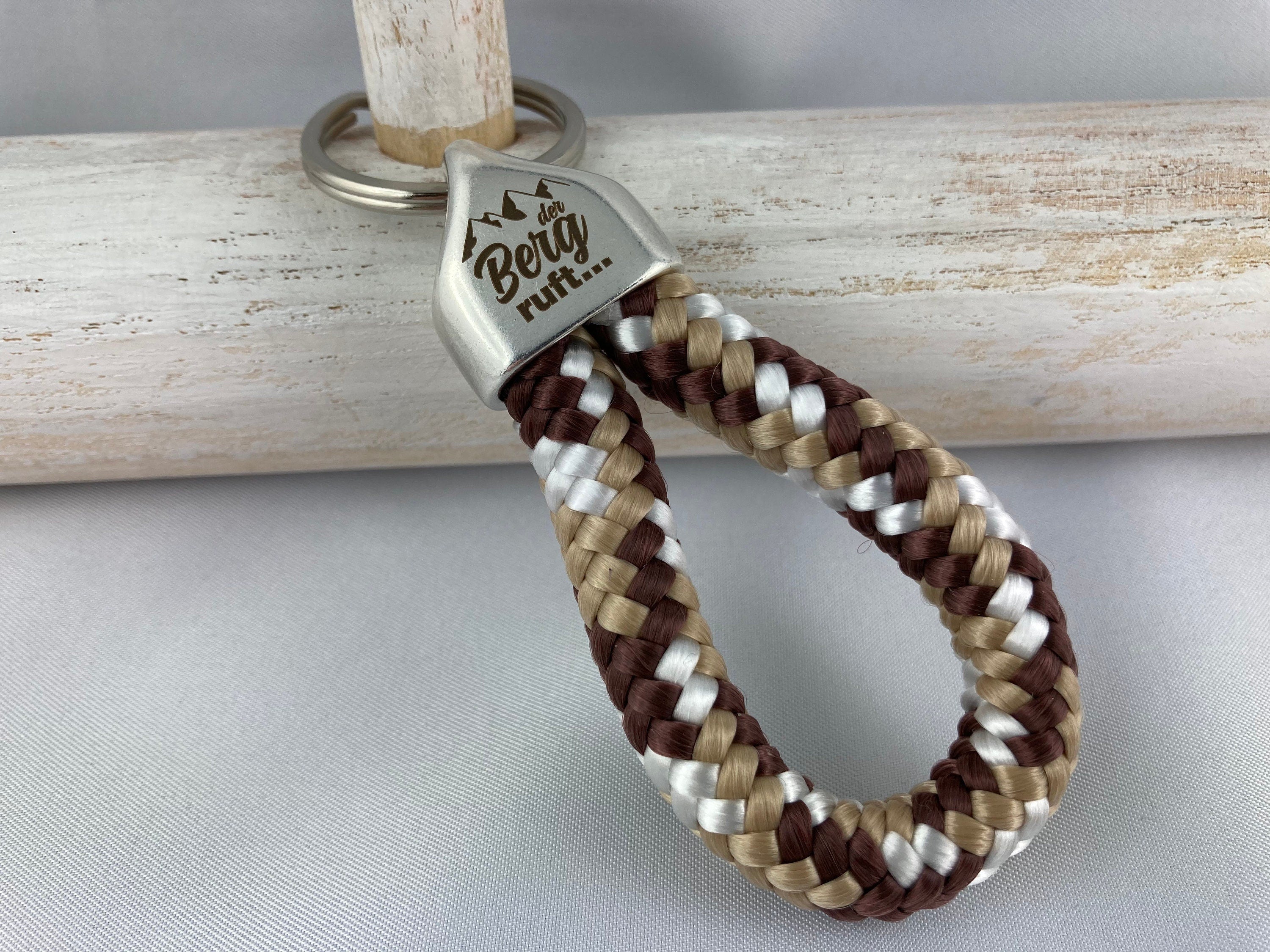 Schlüsselanhänger aus Segelseil mit versilberter Endkappe mit Gravur "der Berg ruft ...", braun-beige-weiß