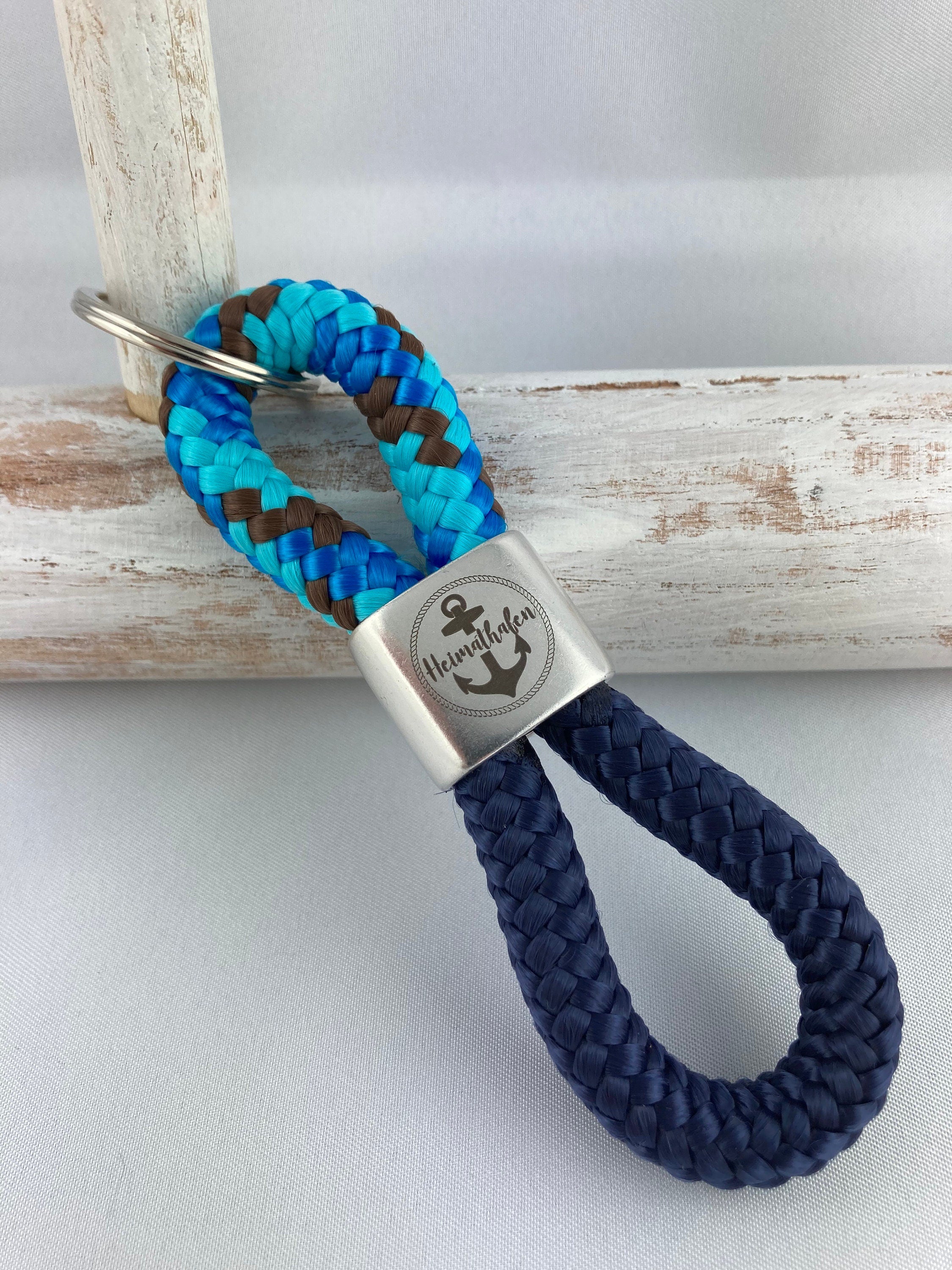 Schlüsselanhänger aus Segelseil mit versilbertem Zwischenstück mit Gravur "Heimathafen mit Anker", blau-mix/ dunkelblau