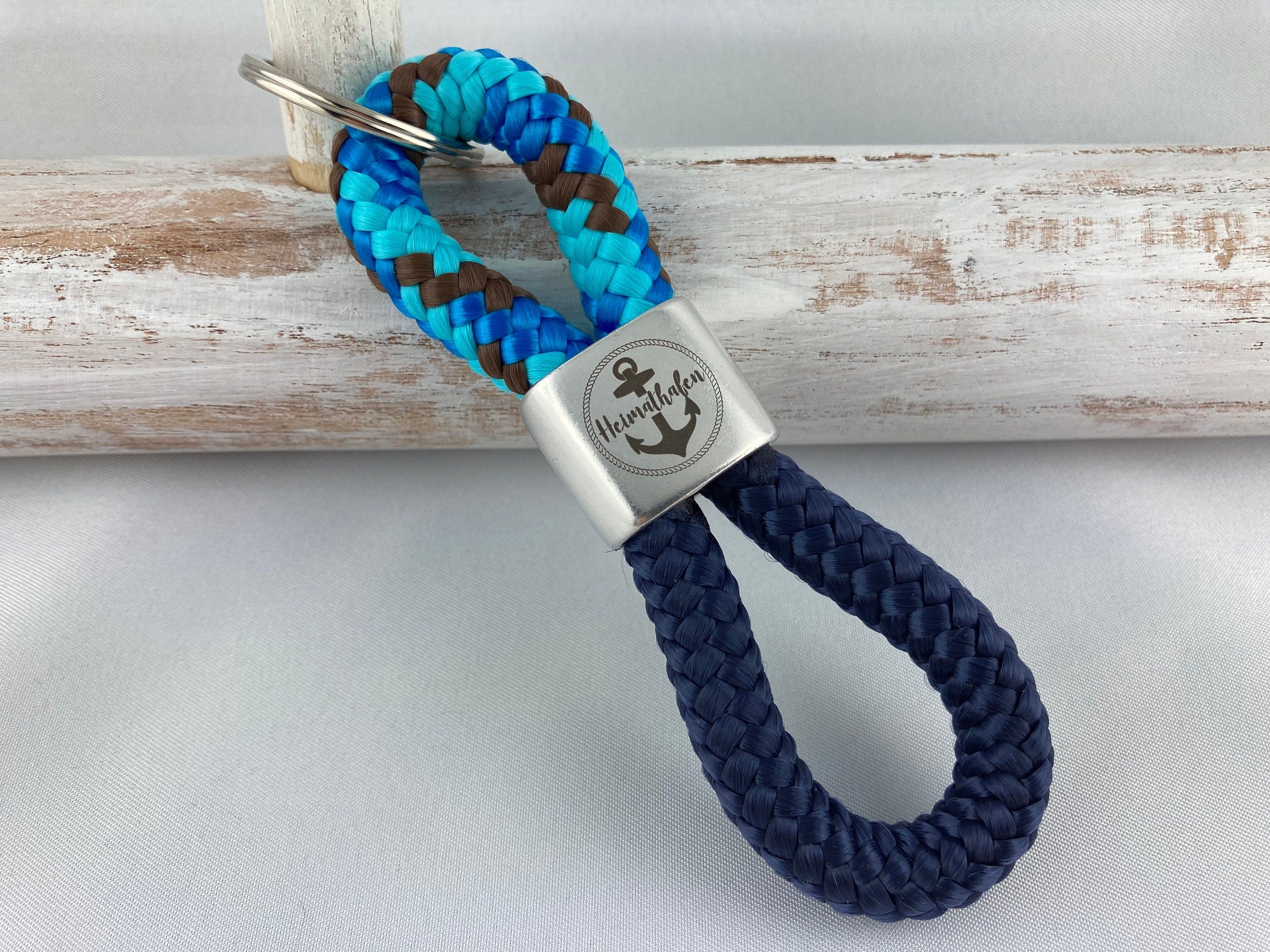 Schlüsselanhänger aus Segelseil mit versilbertem Zwischenstück mit Gravur "Heimathafen mit Anker", blau-mix/ dunkelblau