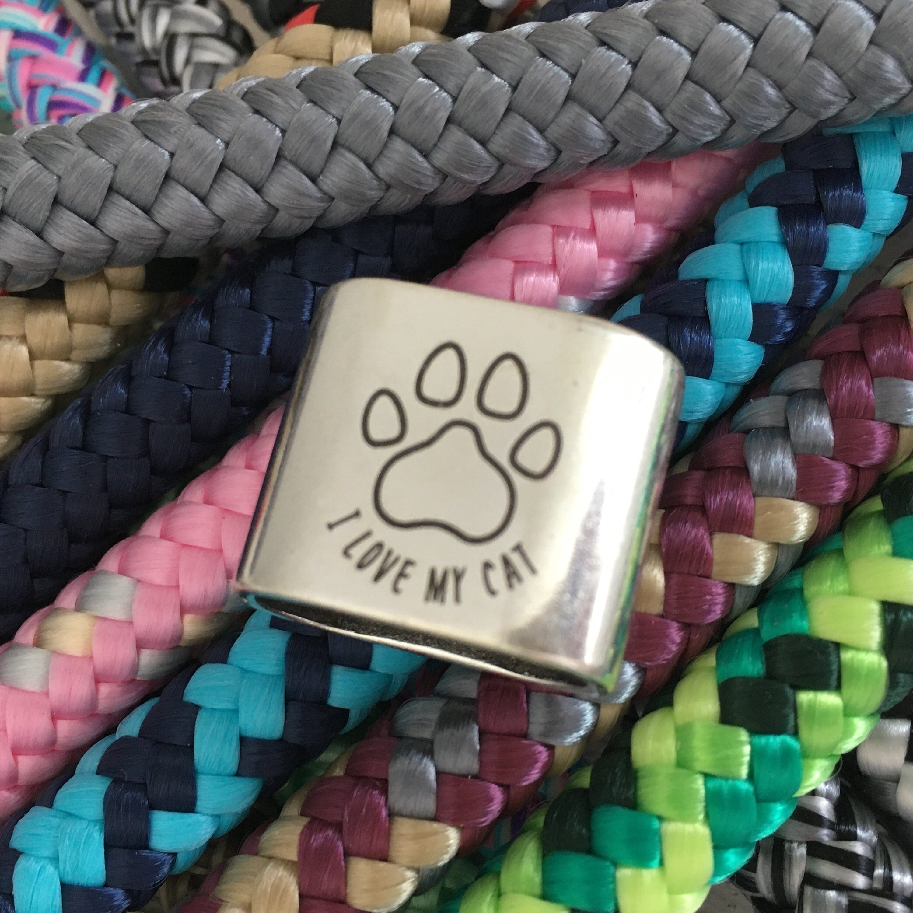 Schlüsselanhänger aus Segelseil mit versilbertem Zwischenstück mit Gravur "I love my cat" nach Wunsch ganz individuell