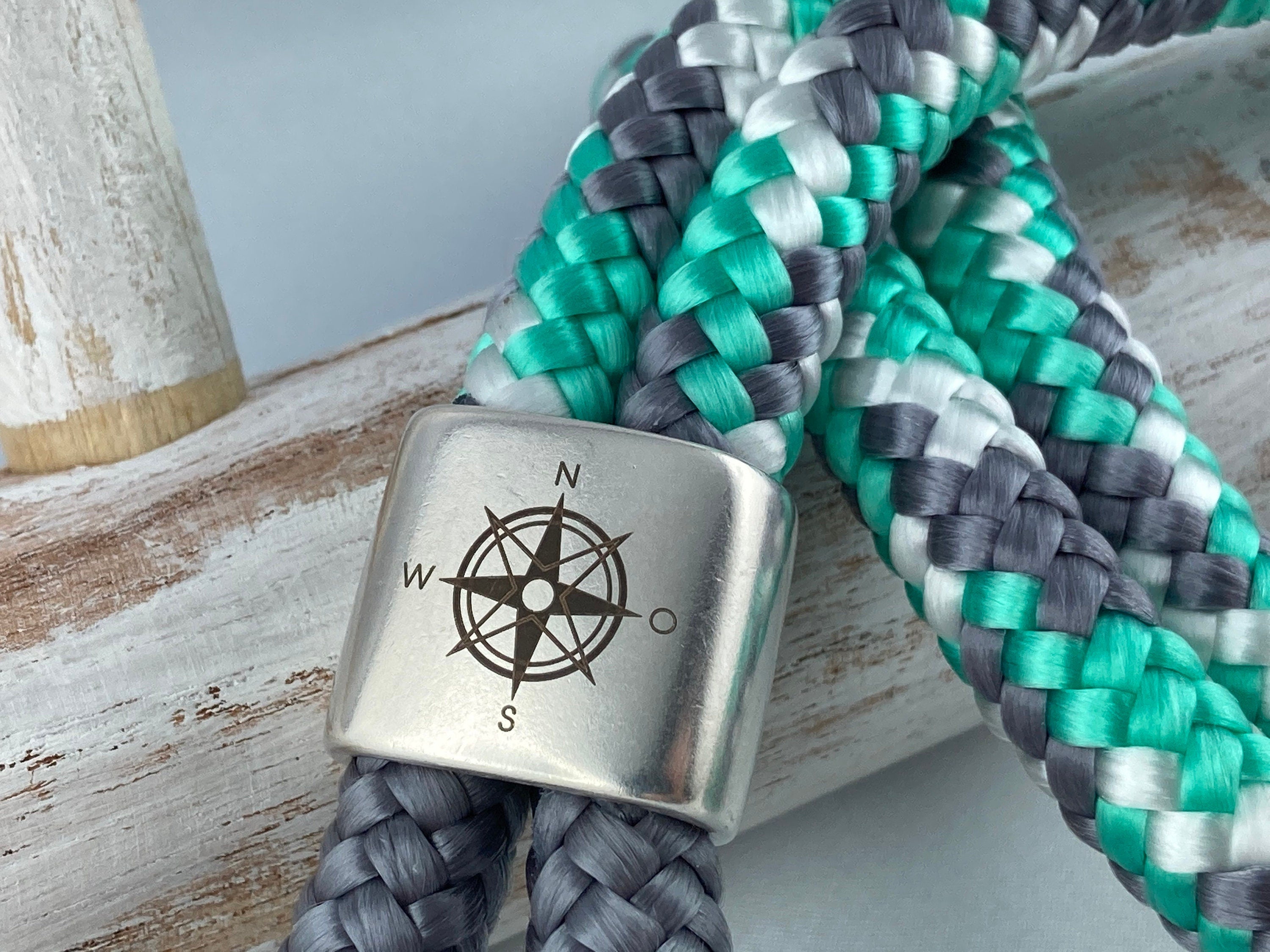 Schlüsselband aus Segelseil mit versilbertem Zwischenstück mit Gravur "Kompassrose", grau/ minze-grau-weiß