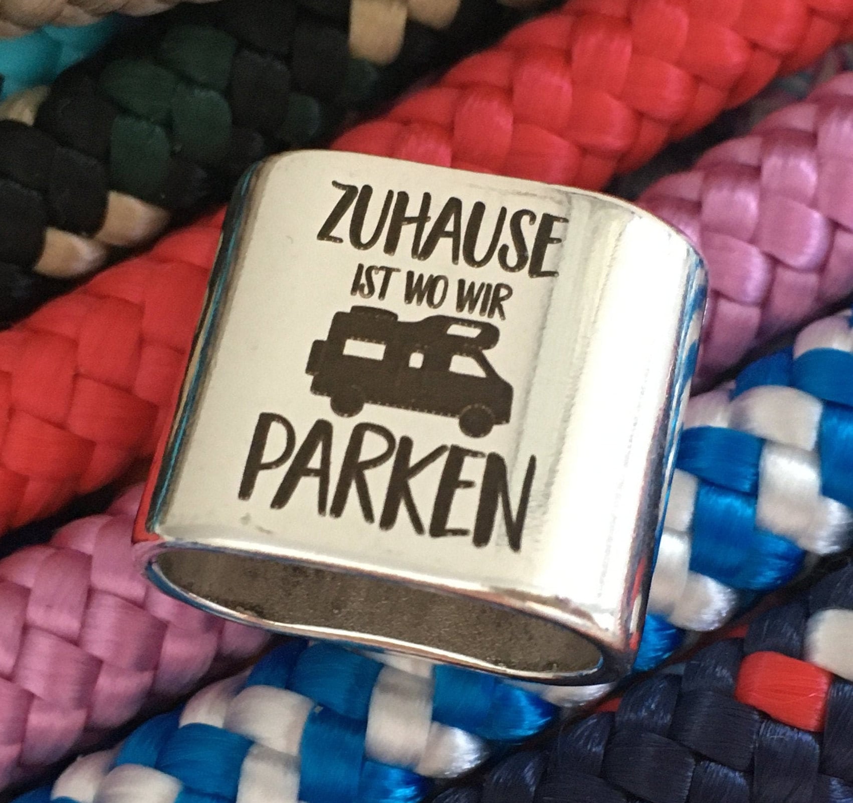 Schlüsselanhänger aus Segelseil mit versilbertem Zwischenstück mit Gravur "Zuhause ist wo wir parken" (Wohnmobil) in Wunschfarbe