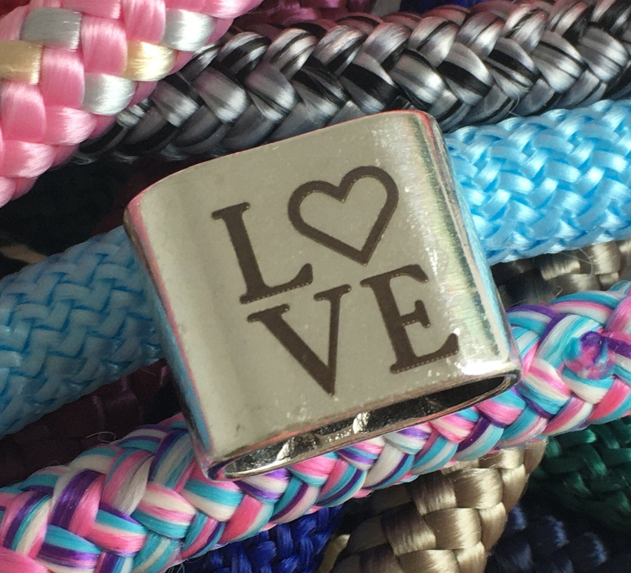 Schlüsselanhänger aus Segelseil mit versilbertem Zwischenstück mit Gravur "LOVE" in Wunschfarbe ganz individuell
